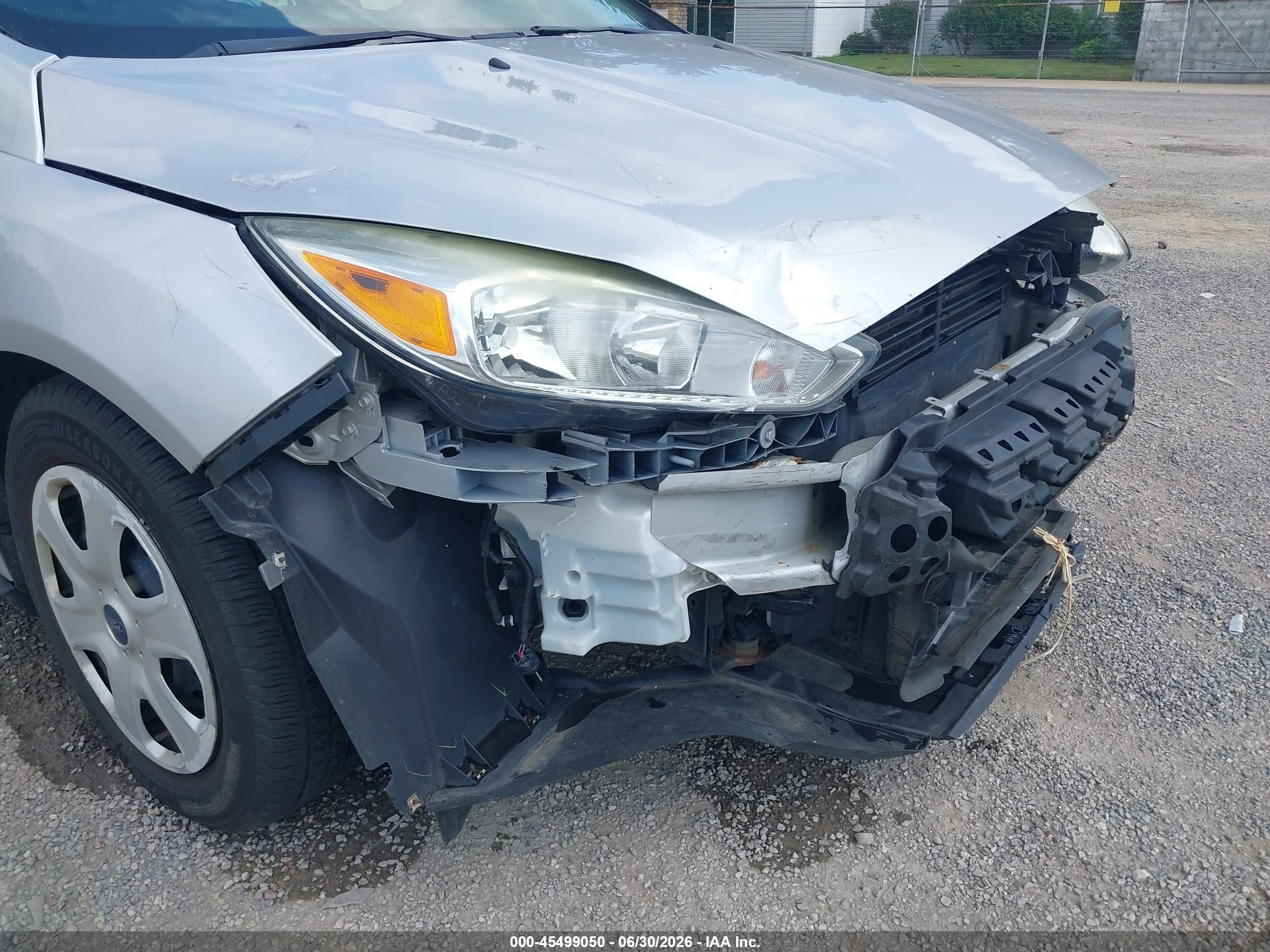 2015 Ford Focus S Серебряный vin: 1FADP3E27FL264256