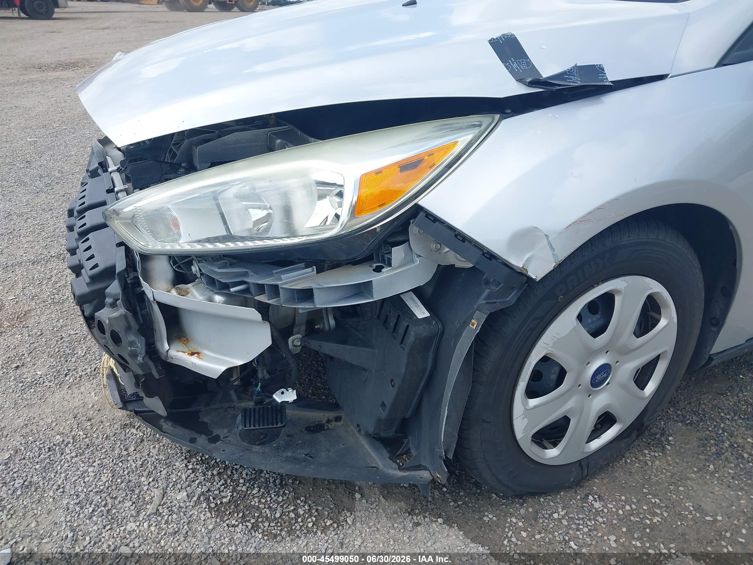 2015 Ford Focus S Серебряный vin: 1FADP3E27FL264256