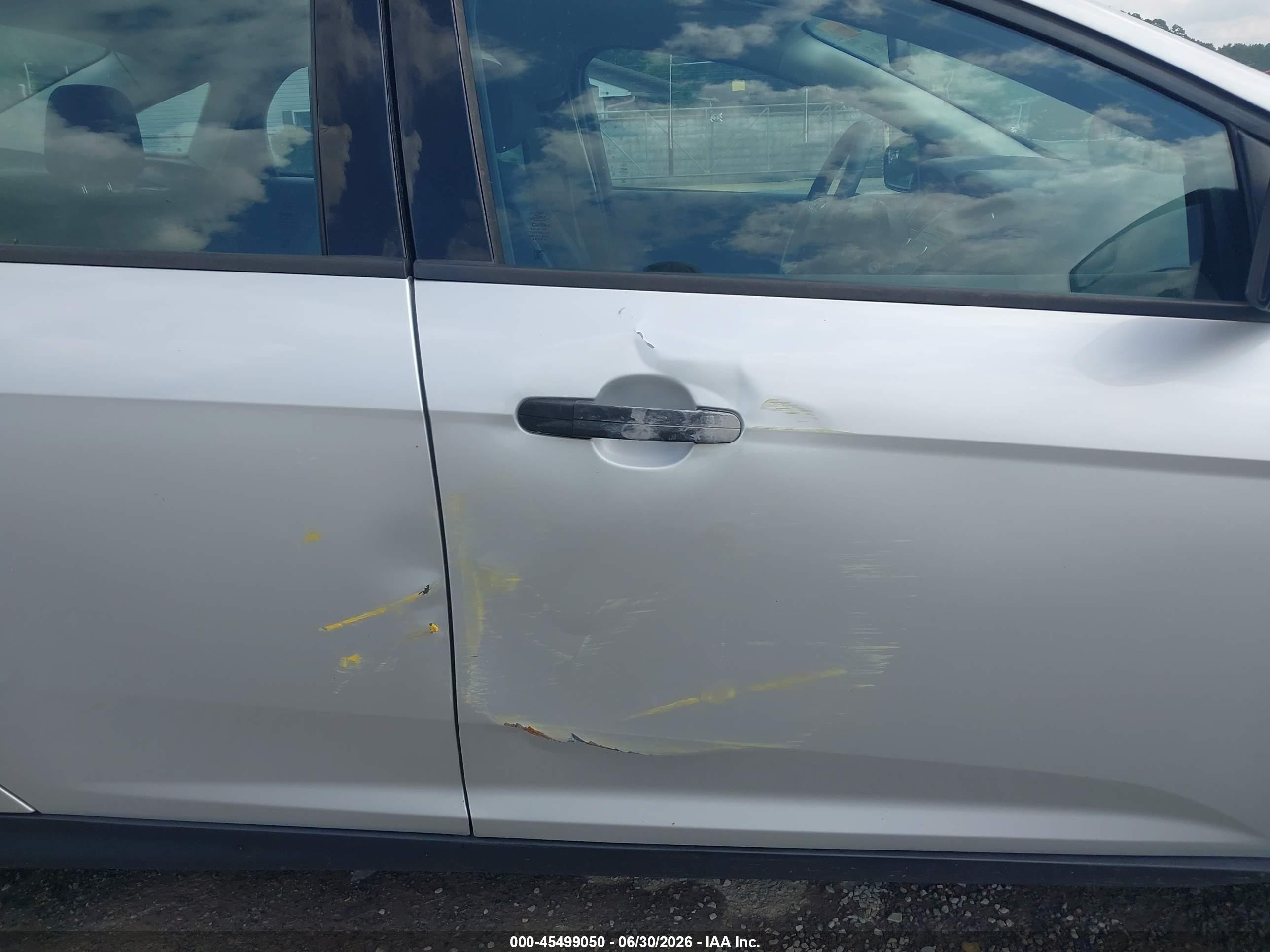 2015 Ford Focus S Серебряный vin: 1FADP3E27FL264256