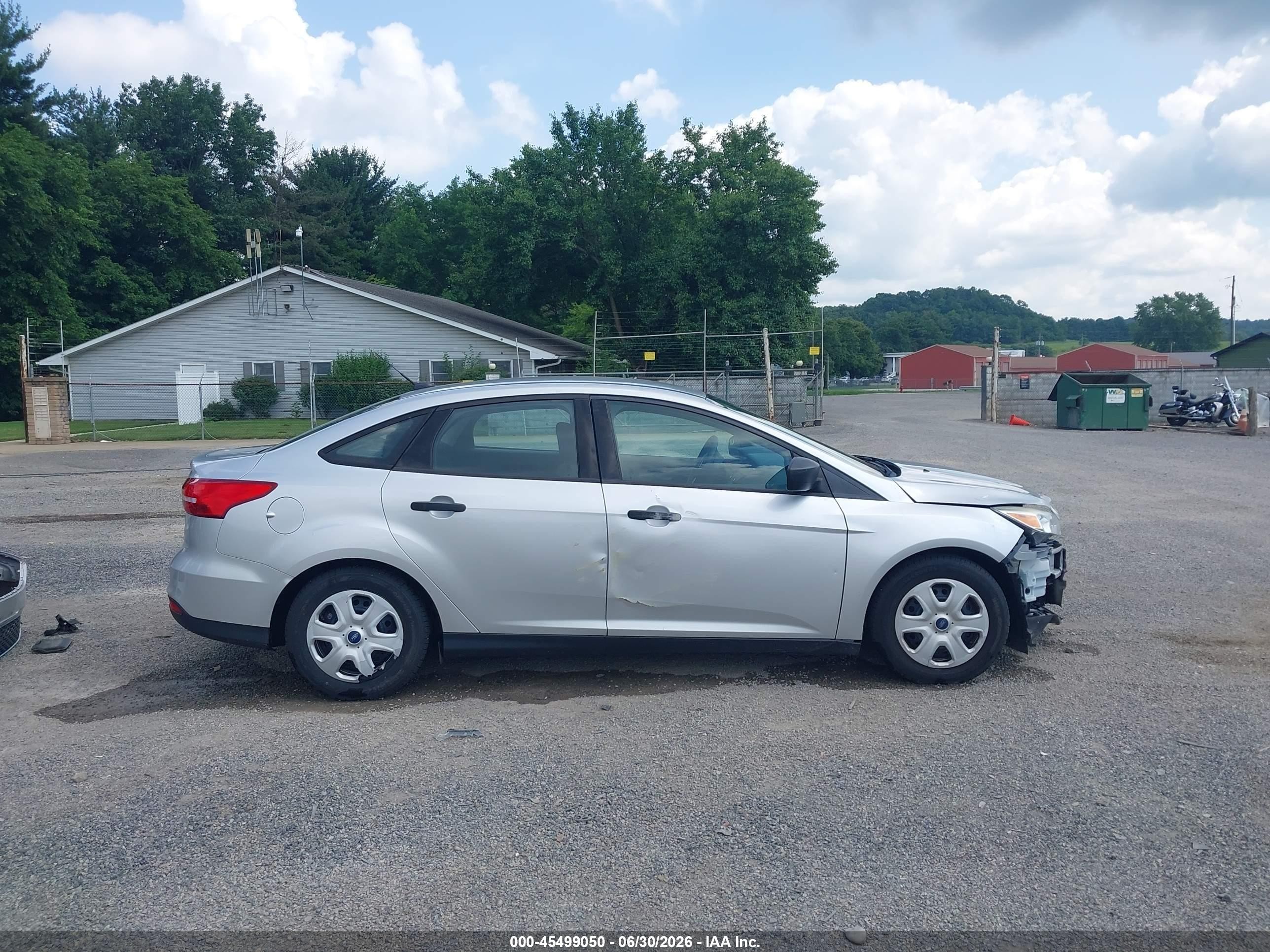 2015 Ford Focus S Серебряный vin: 1FADP3E27FL264256