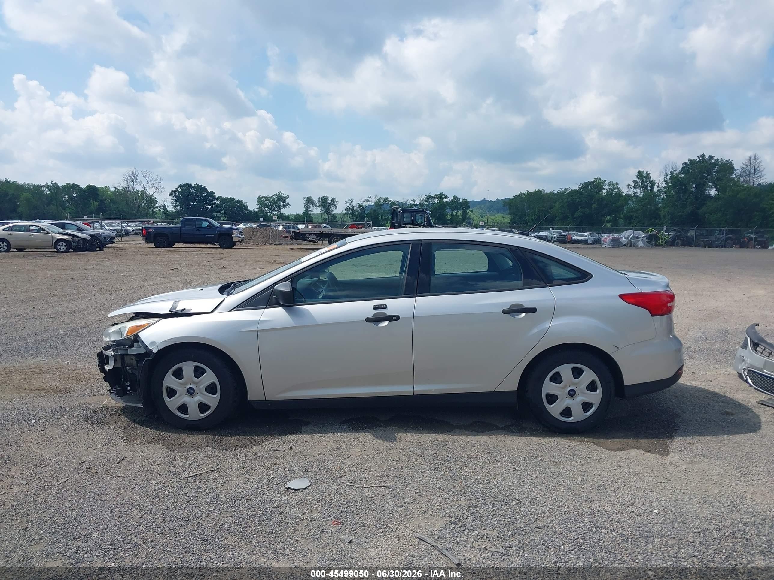 2015 Ford Focus S Серебряный vin: 1FADP3E27FL264256