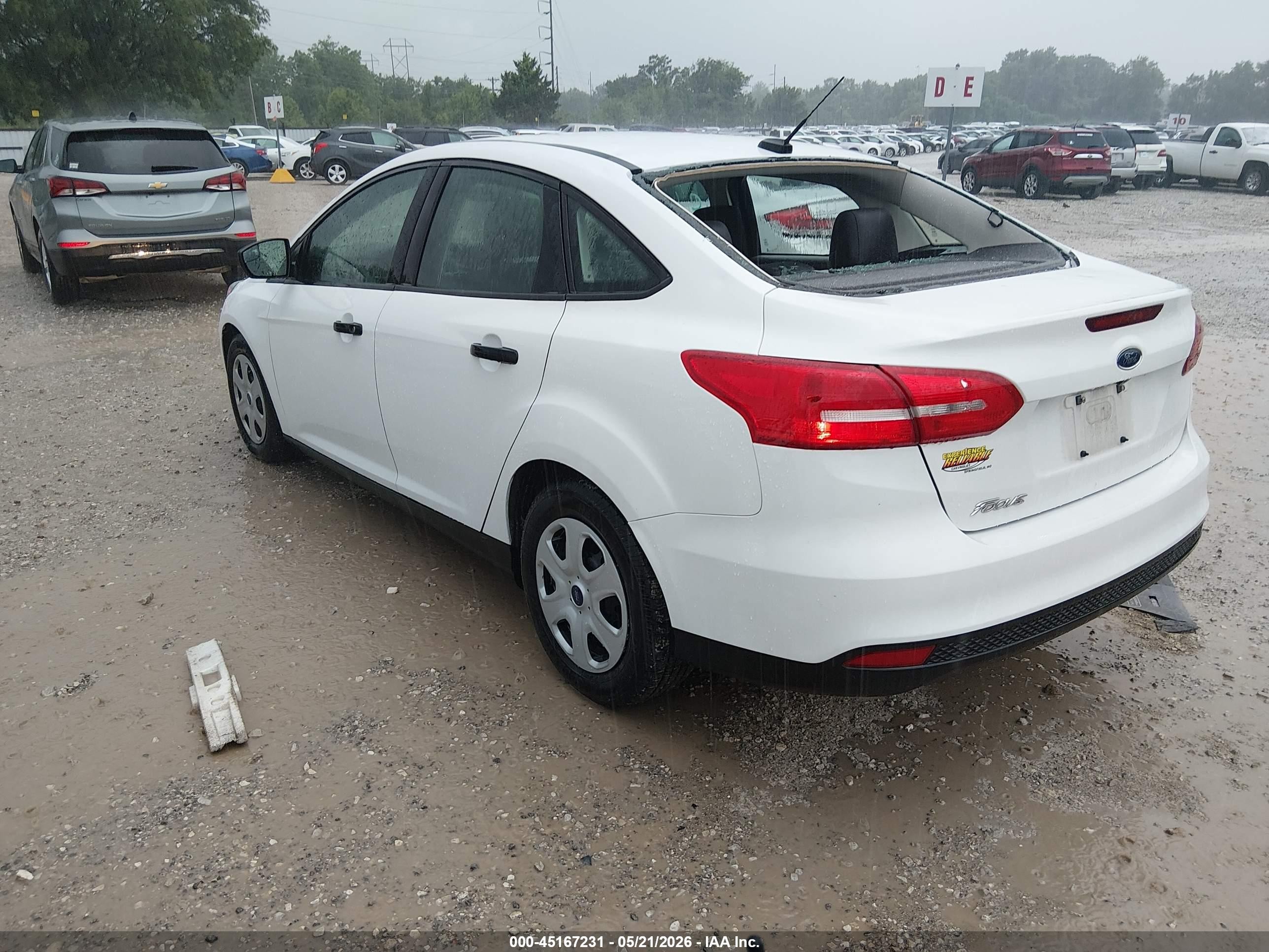 2018 Ford Focus S White vin: 1FADP3E27JL230083