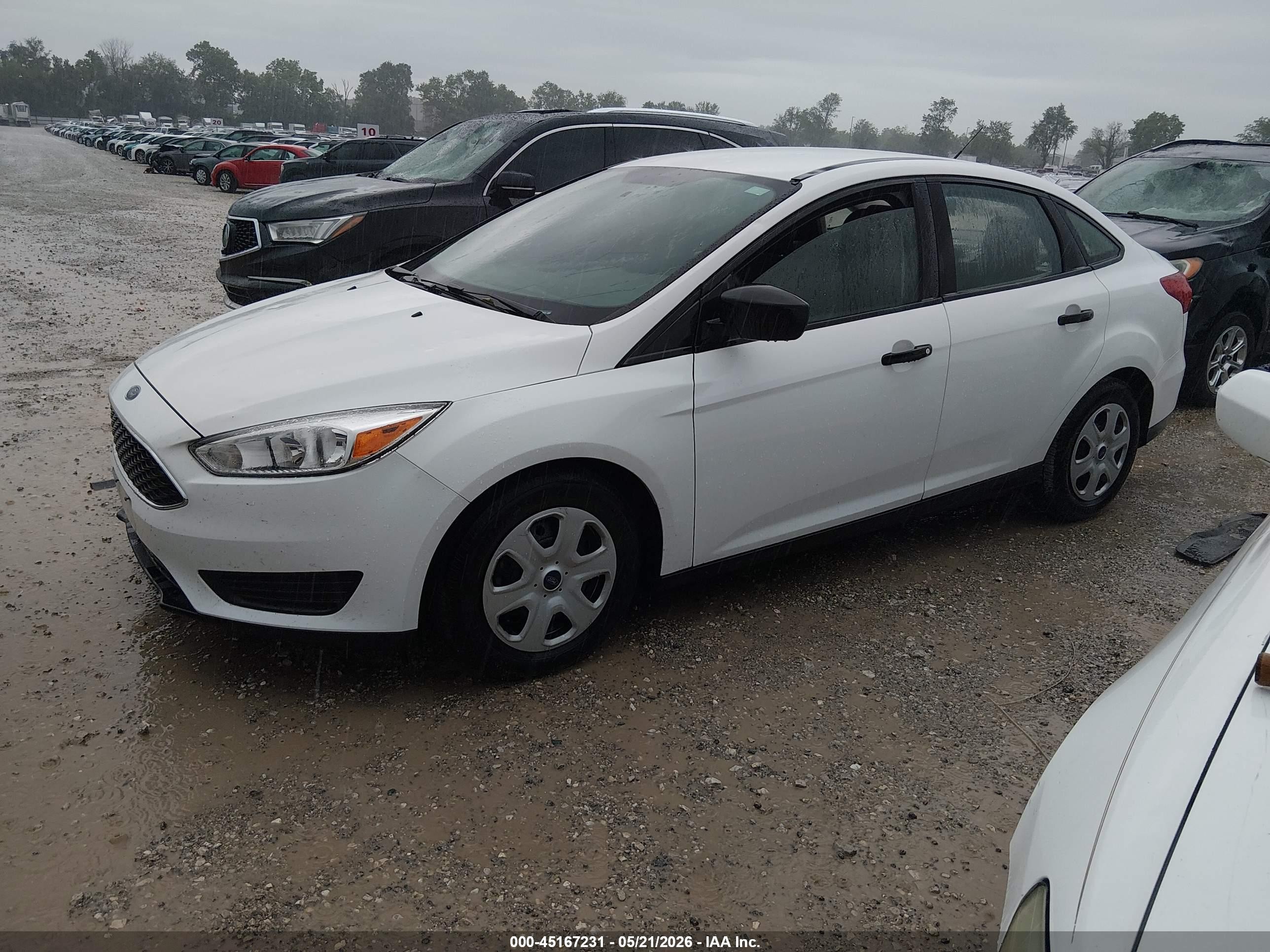 2018 Ford Focus S White vin: 1FADP3E27JL230083