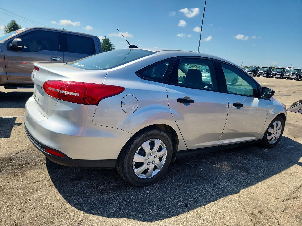 2018 Ford Focus S Silver vin: 1FADP3E27JL249068