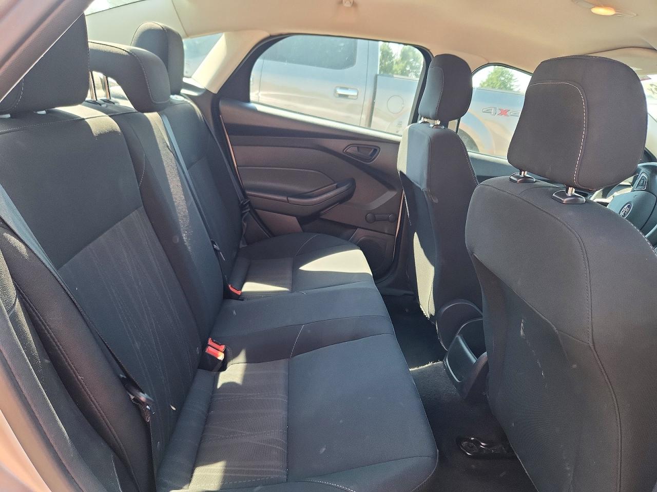 2018 Ford Focus S Silver vin: 1FADP3E27JL249068