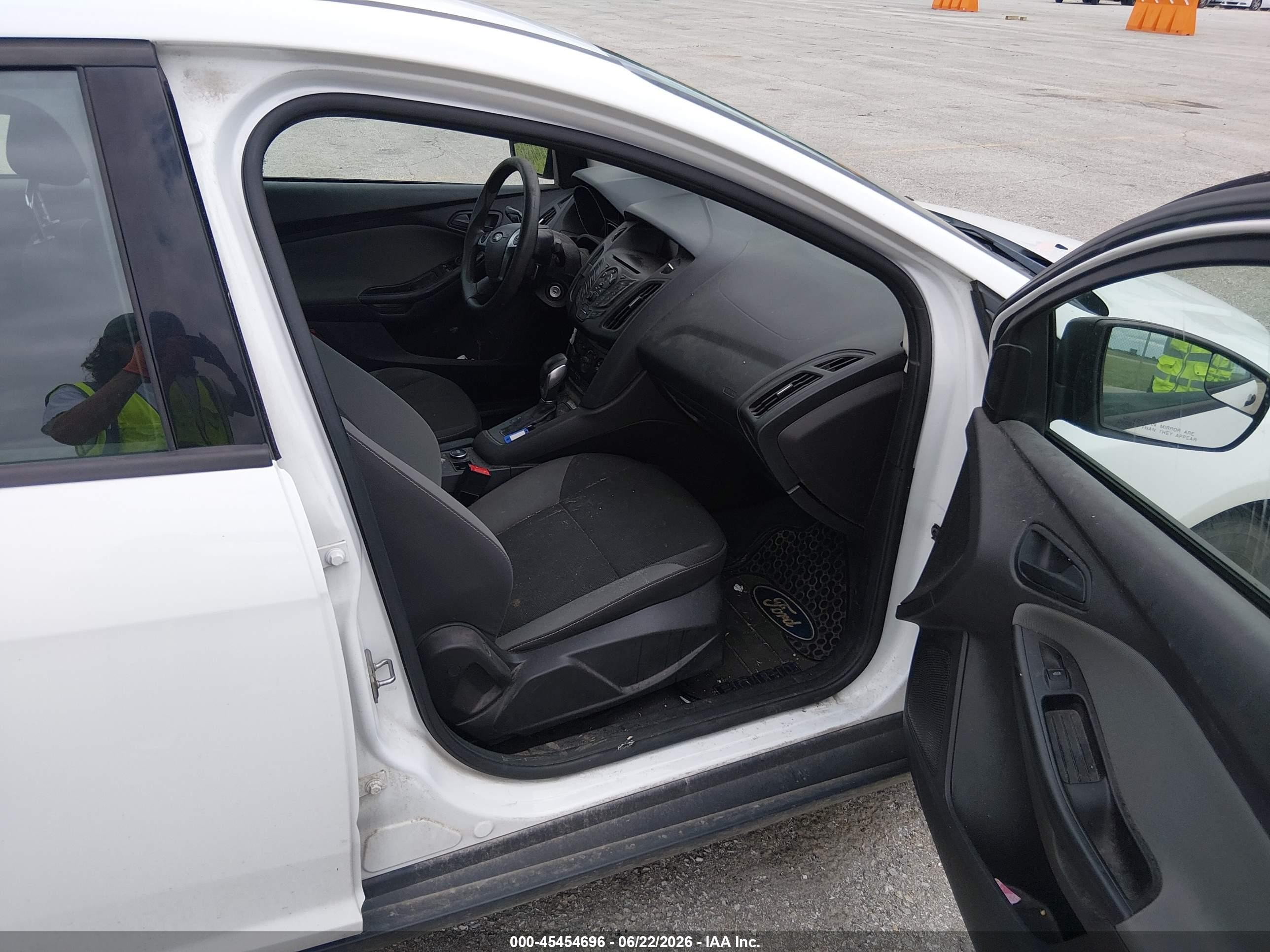 2013 Ford Focus S White vin: 1FADP3E28DL352312