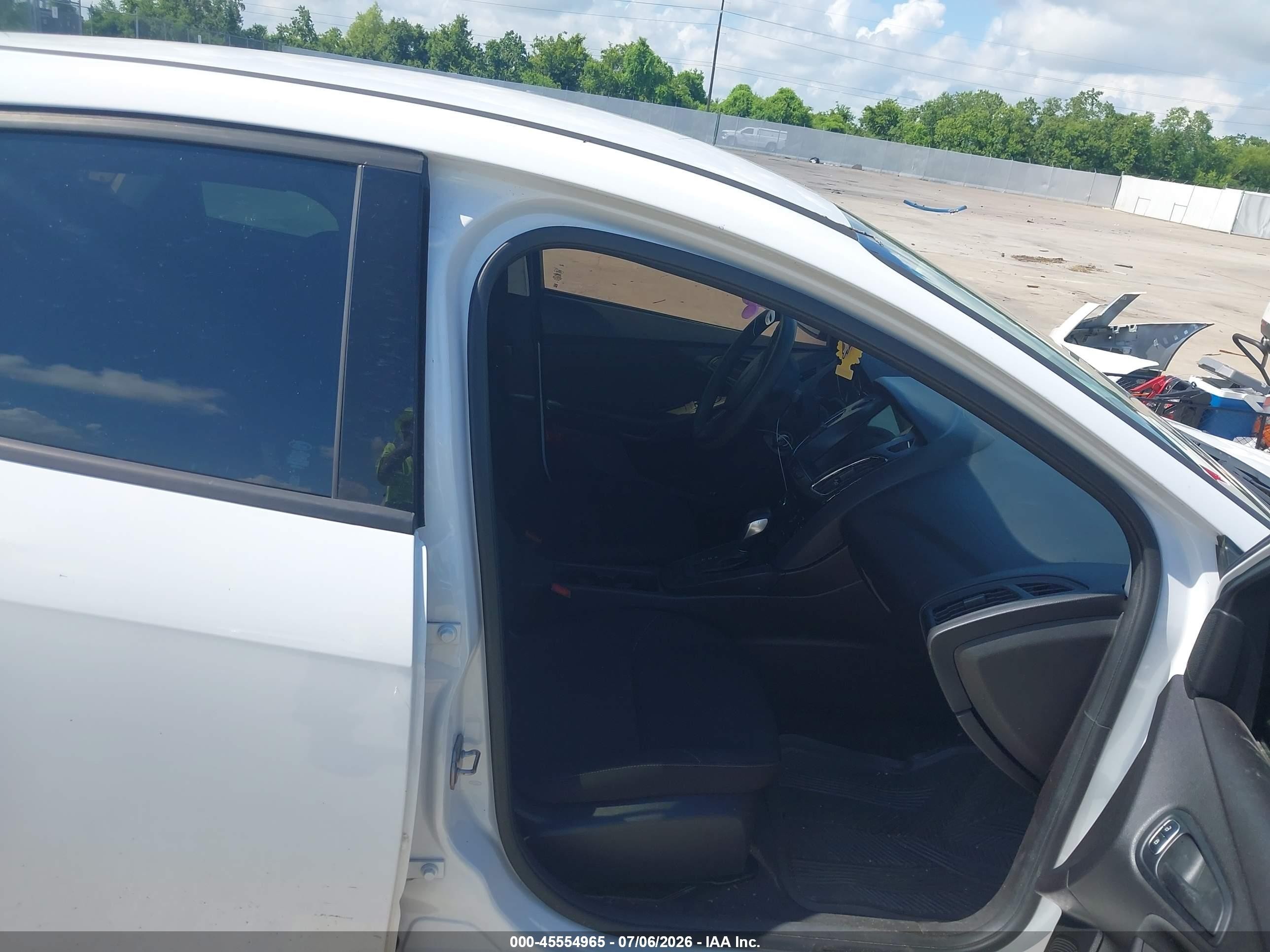 2015 Ford Focus S White vin: 1FADP3E28FL279672