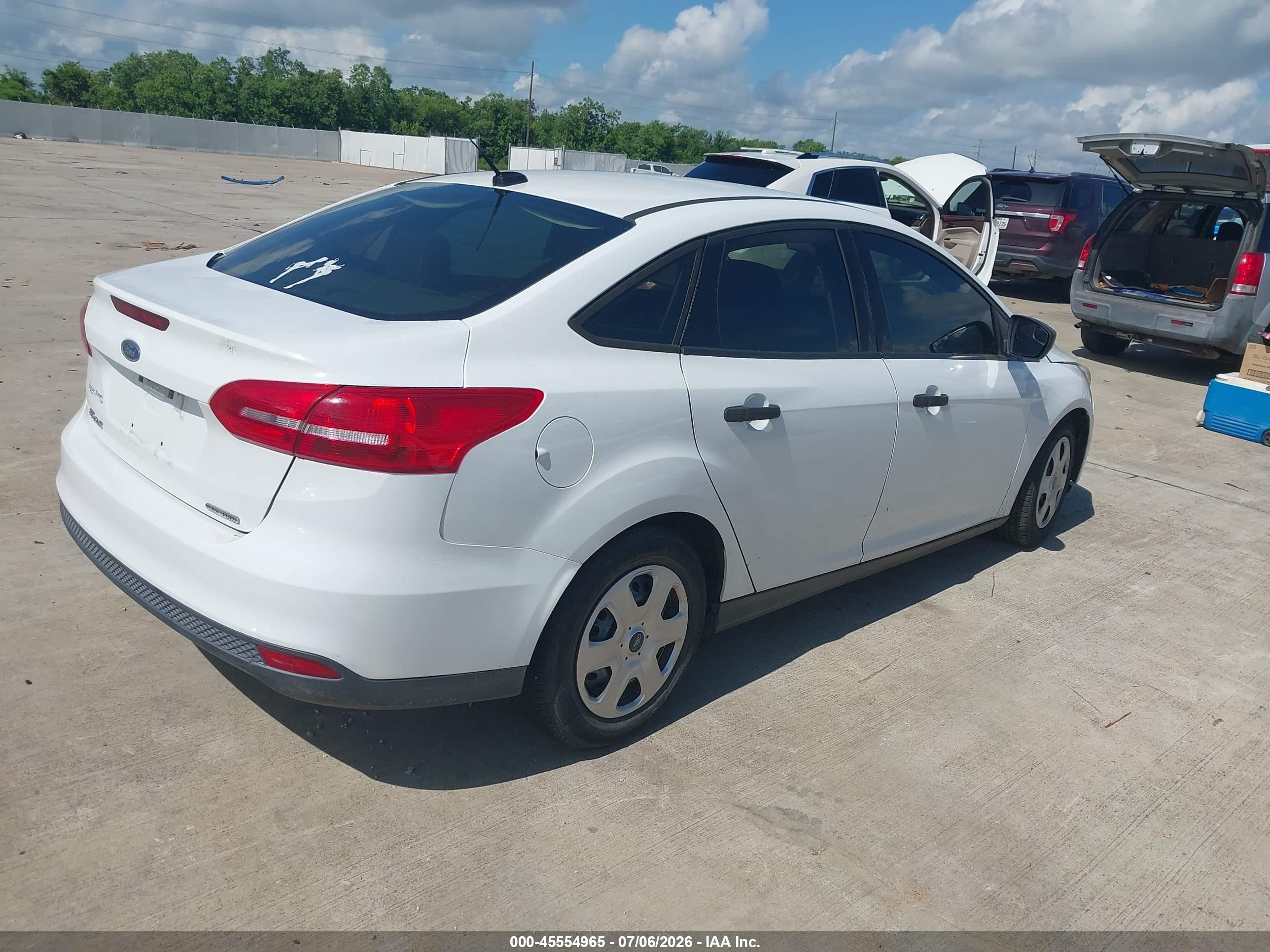 2015 Ford Focus S White vin: 1FADP3E28FL279672