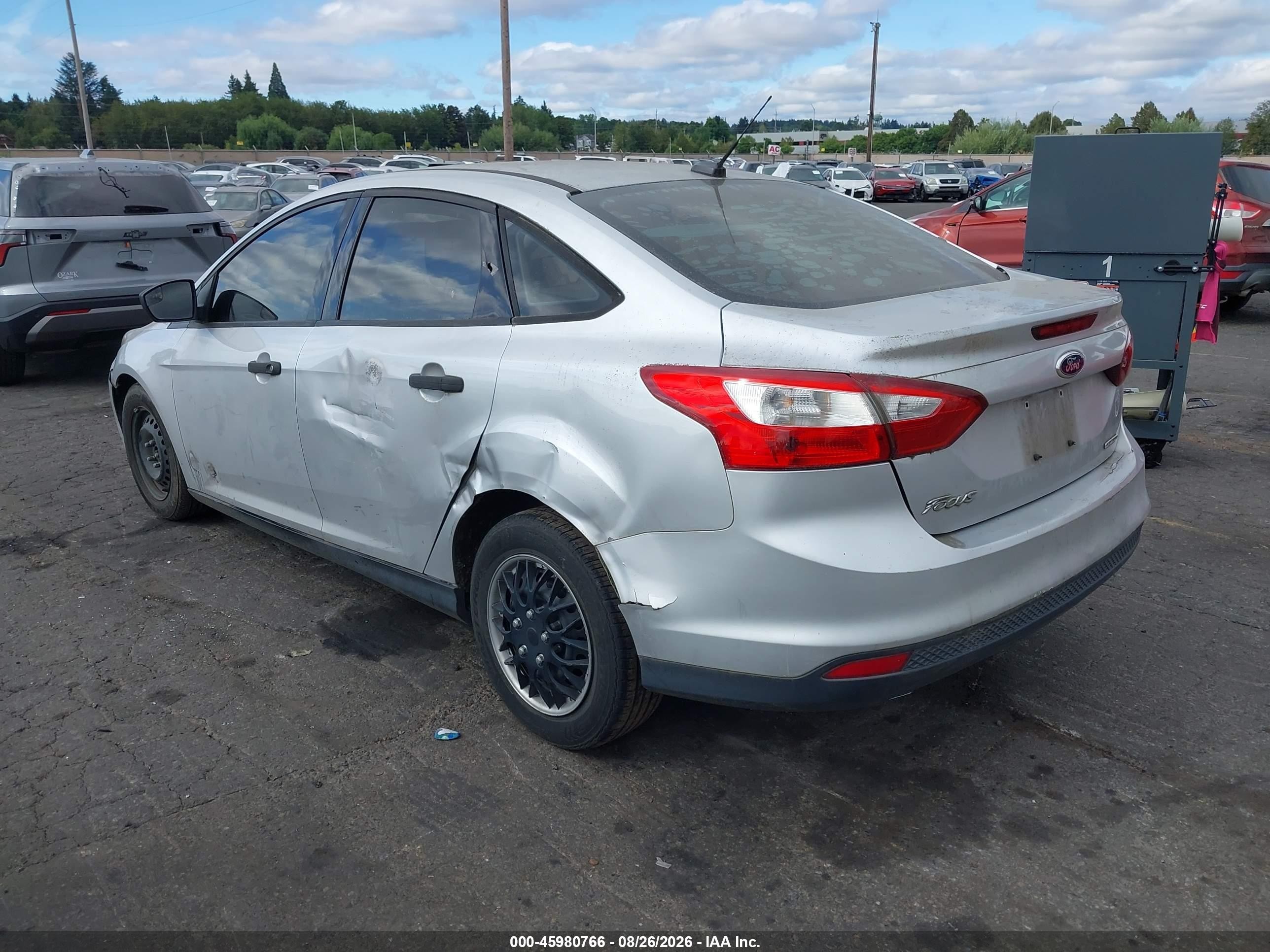 2013 Ford Focus S Серебряный vin: 1FADP3E29DL118910