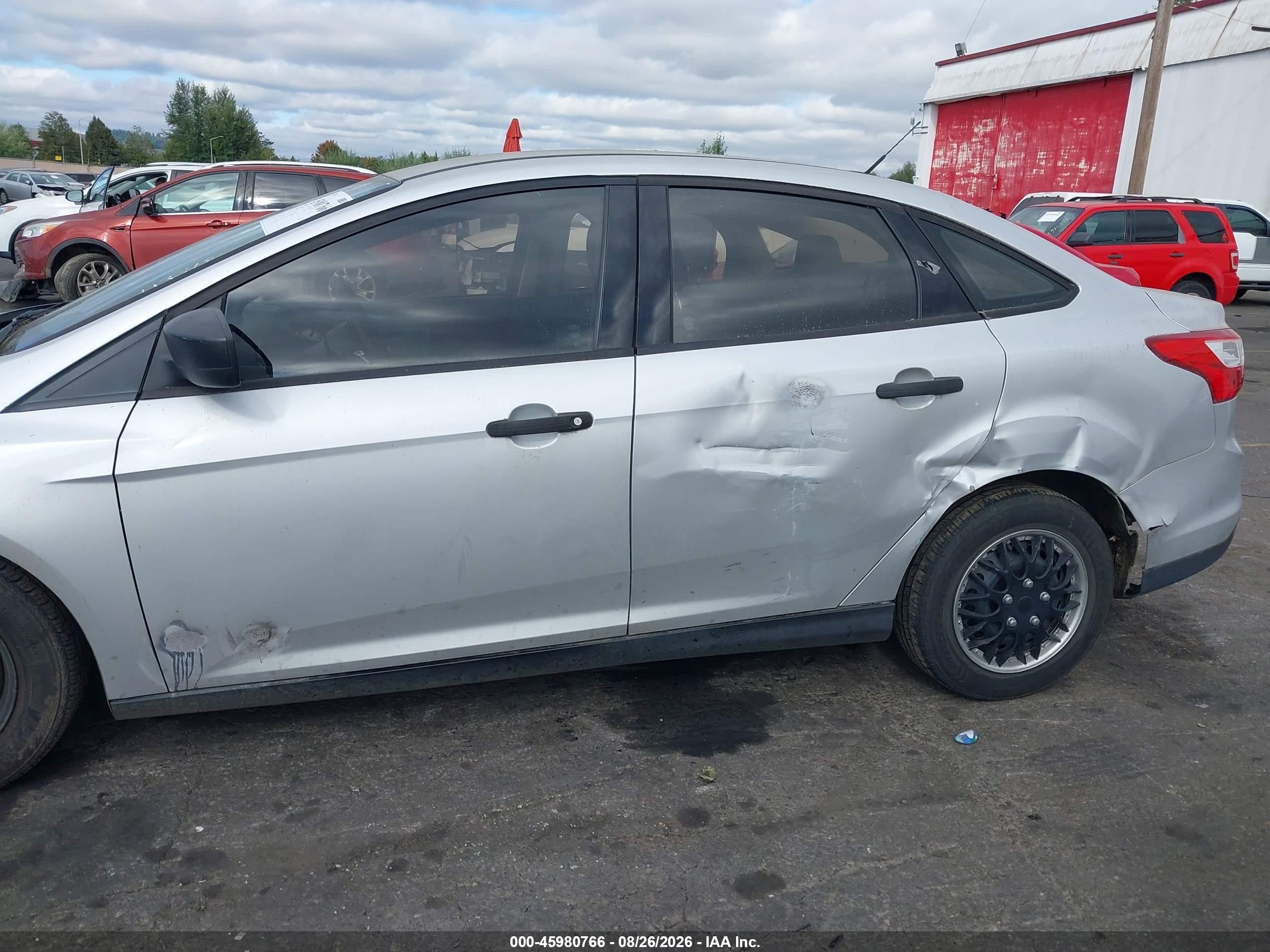 2013 Ford Focus S Серебряный vin: 1FADP3E29DL118910