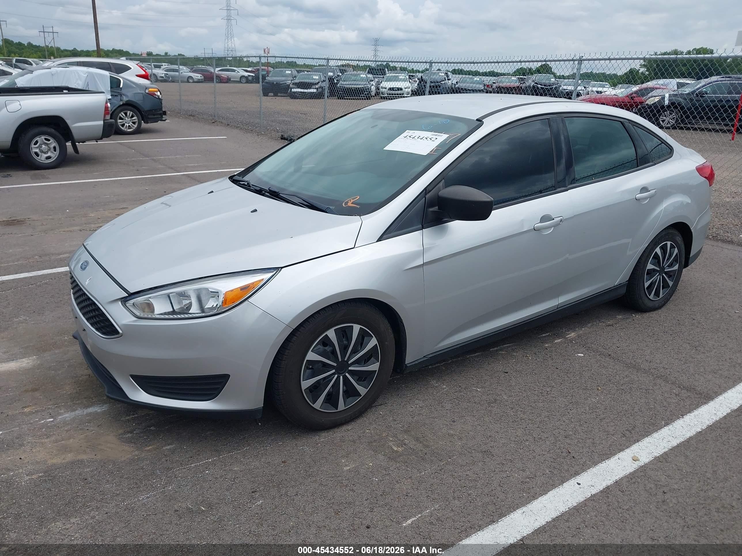 2015 Ford Focus S Серебряный vin: 1FADP3E29FL219707