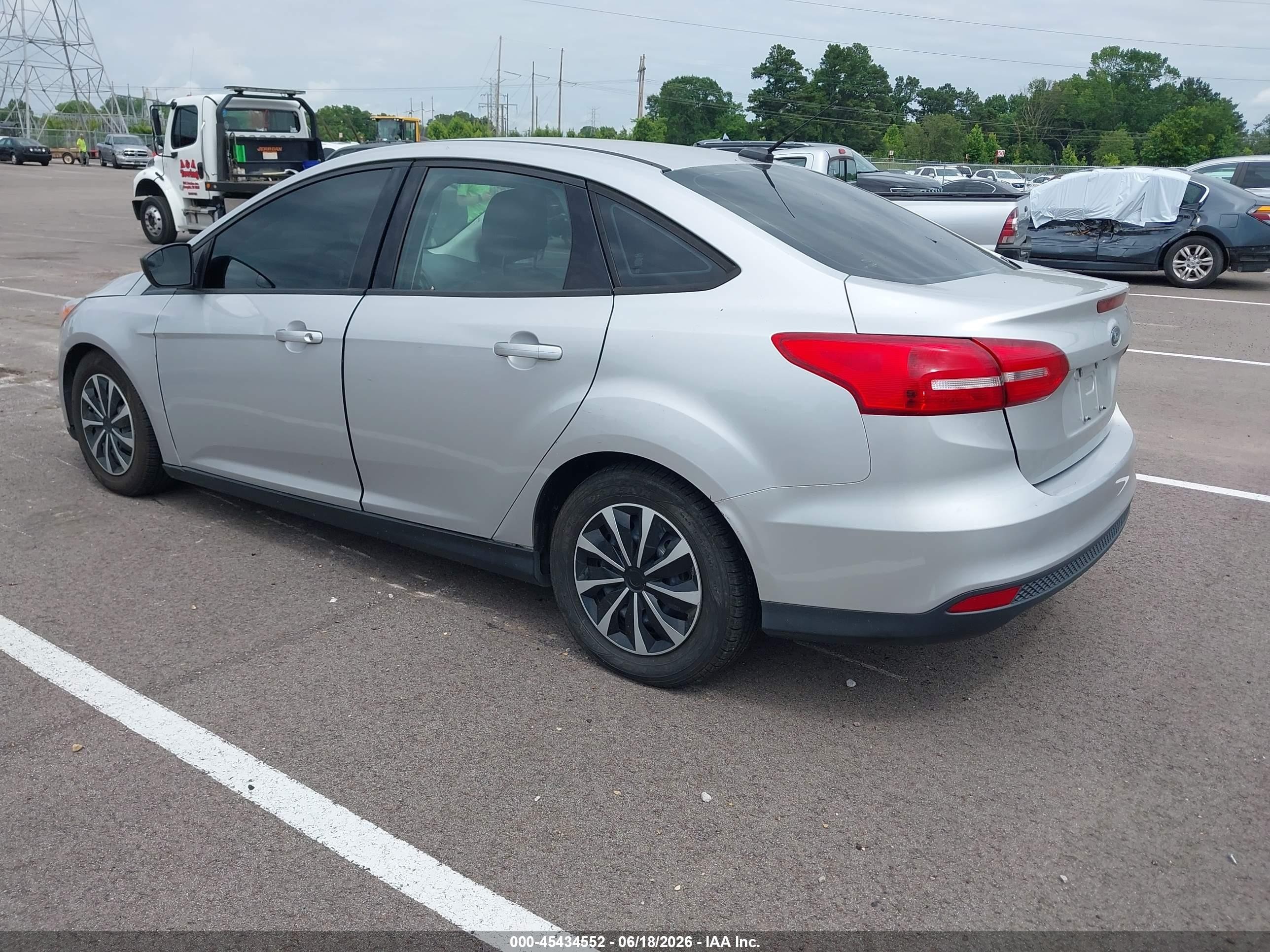 2015 Ford Focus S Серебряный vin: 1FADP3E29FL219707