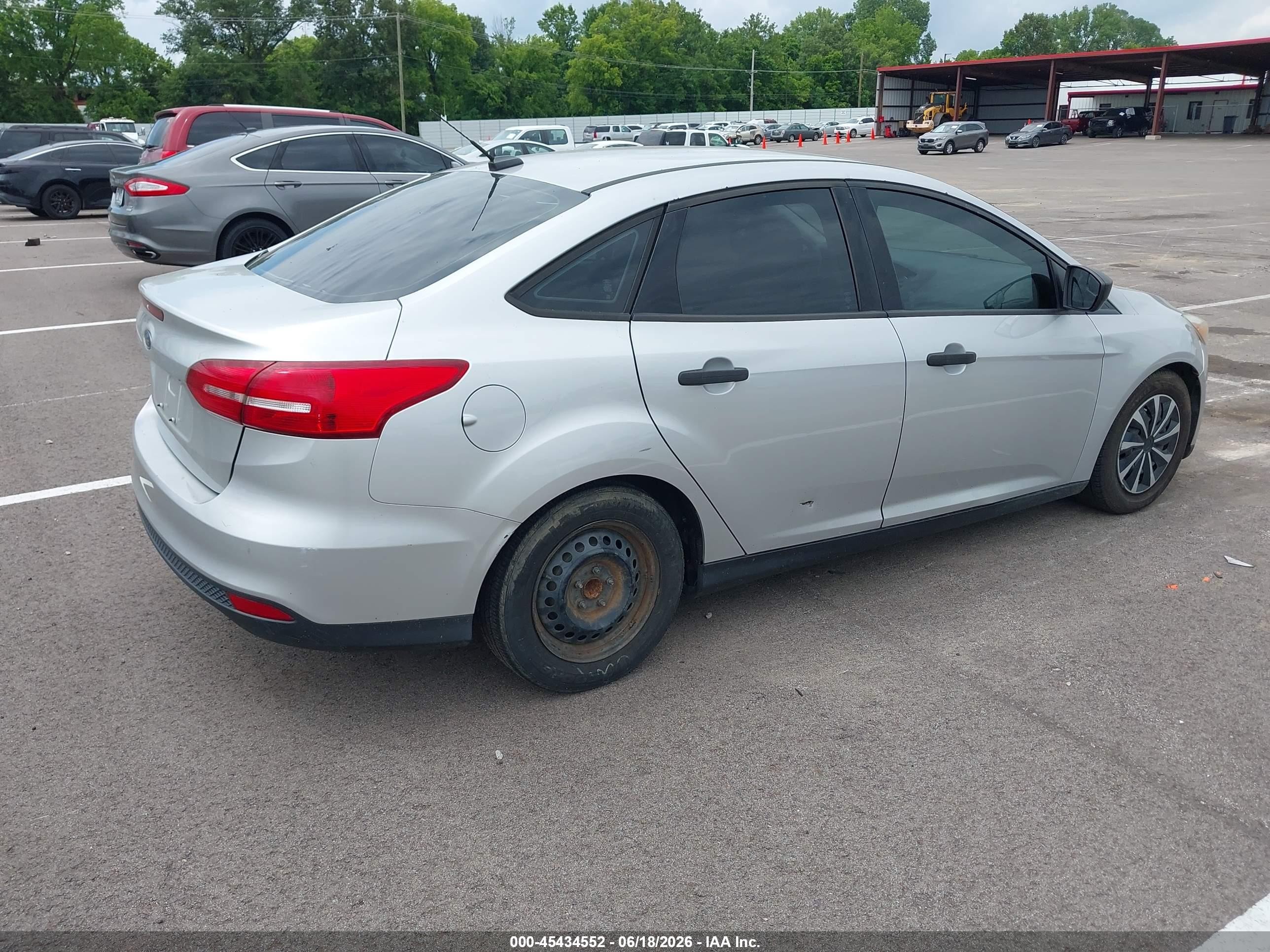 2015 Ford Focus S Серебряный vin: 1FADP3E29FL219707