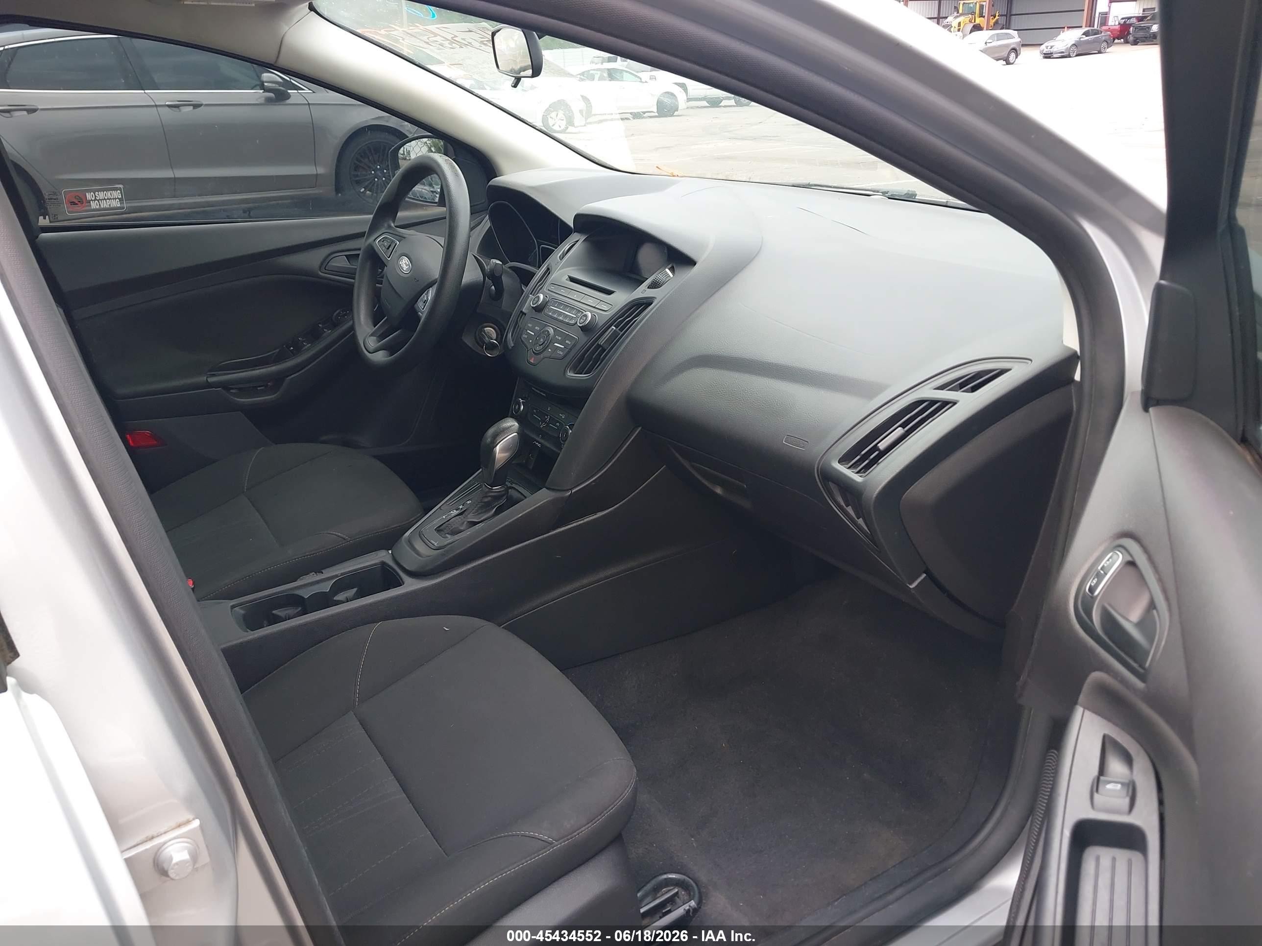 2015 Ford Focus S Серебряный vin: 1FADP3E29FL219707