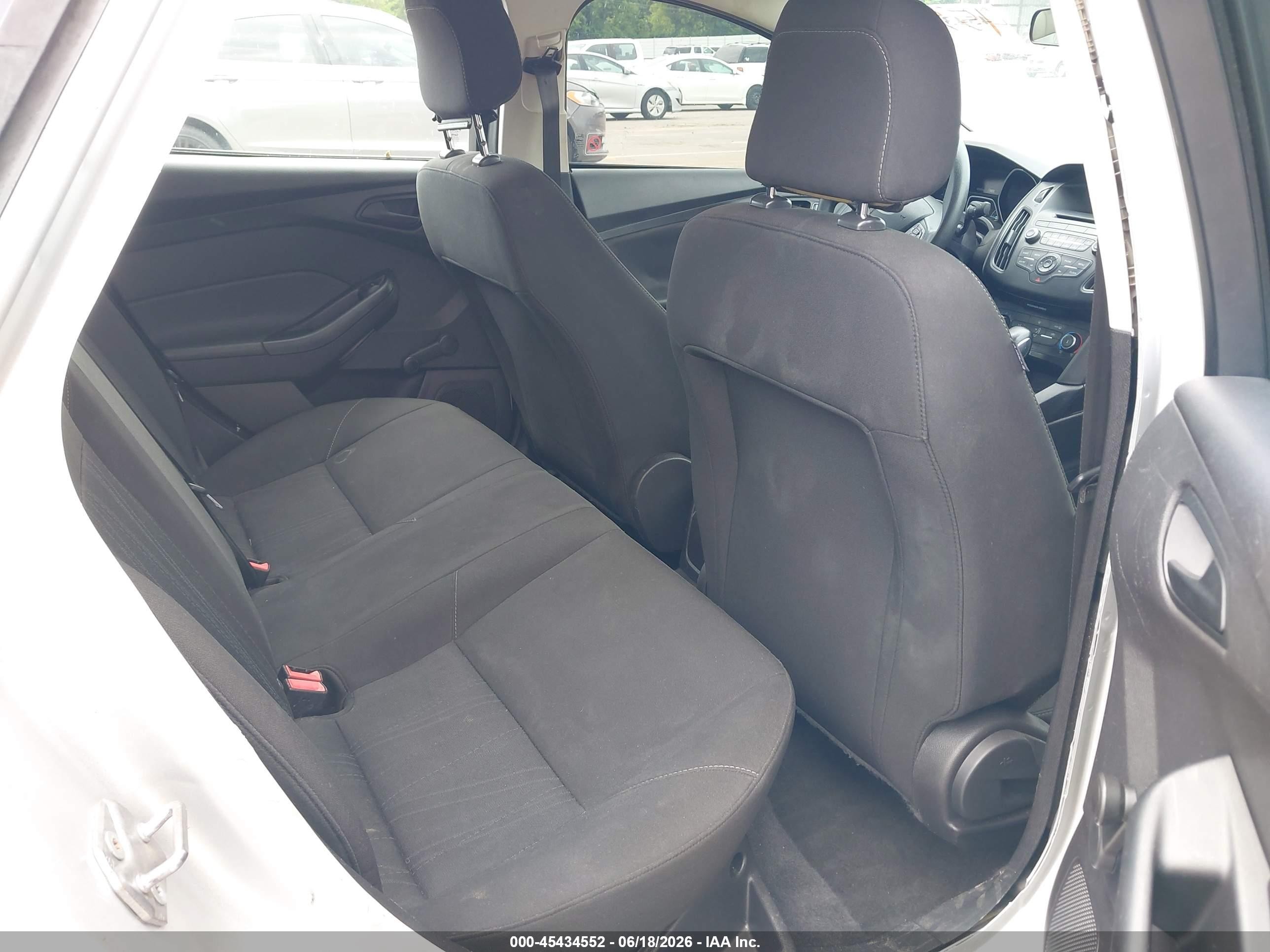 2015 Ford Focus S Серебряный vin: 1FADP3E29FL219707