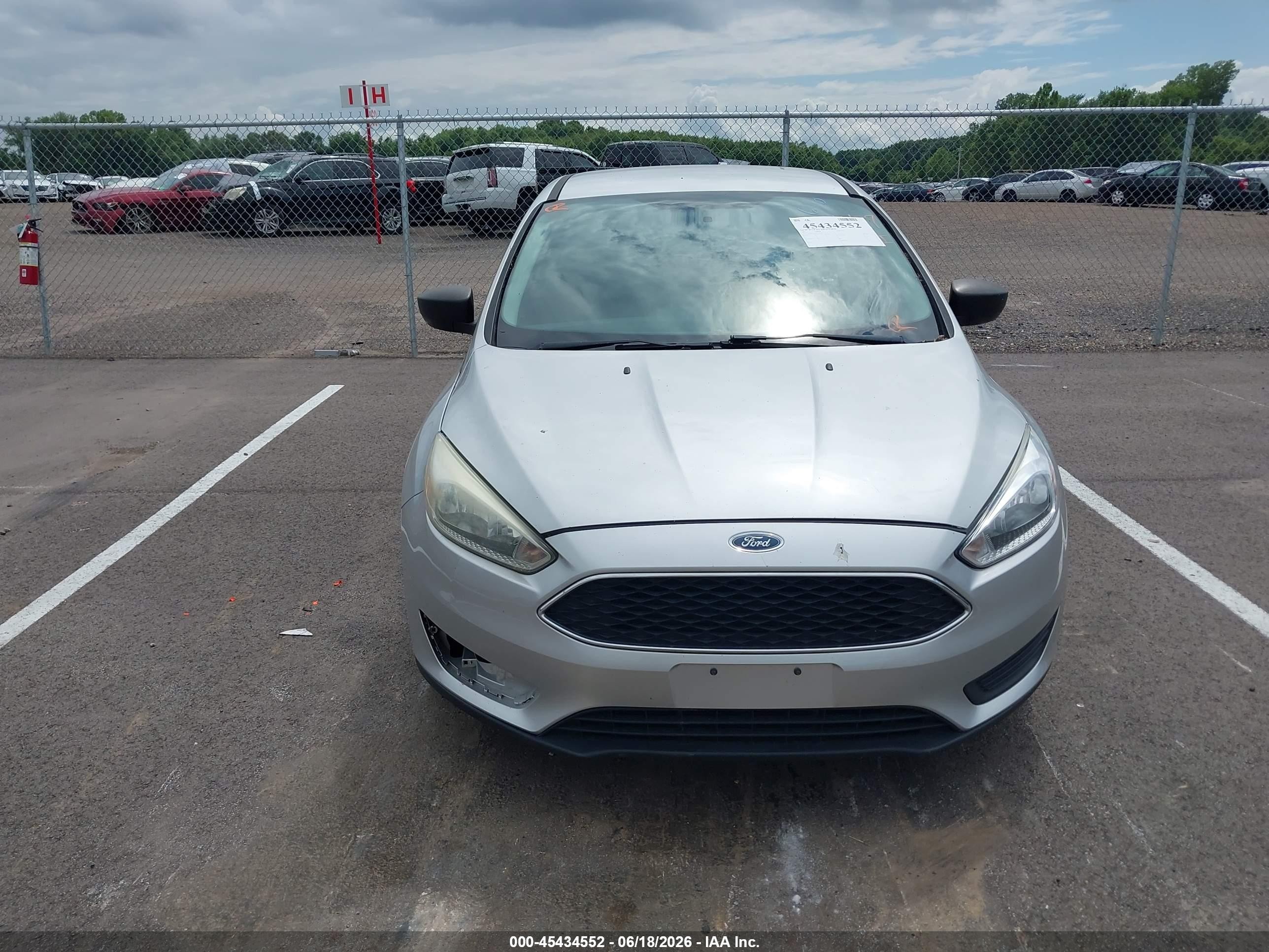 2015 Ford Focus S Серебряный vin: 1FADP3E29FL219707