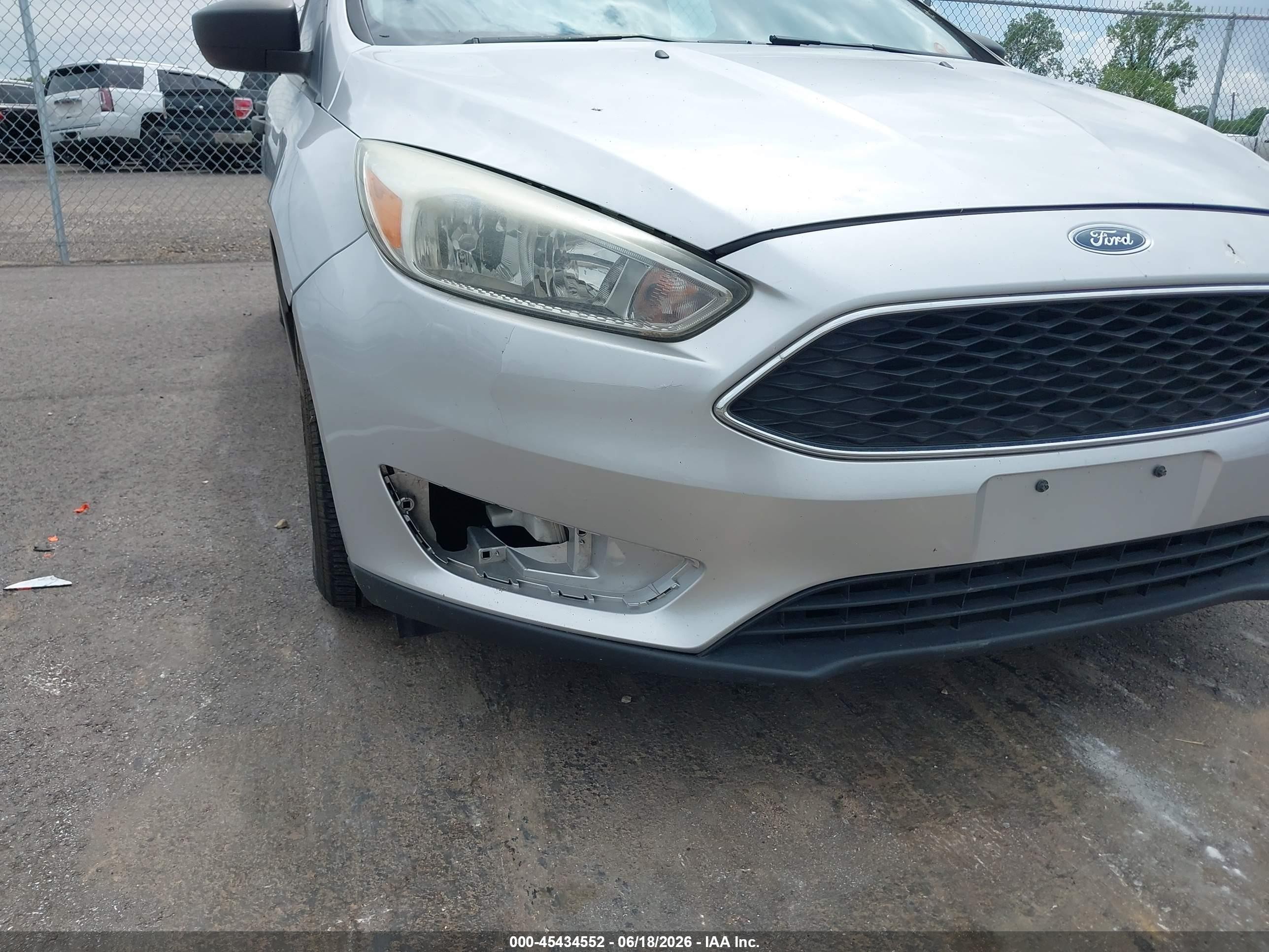 2015 Ford Focus S Серебряный vin: 1FADP3E29FL219707