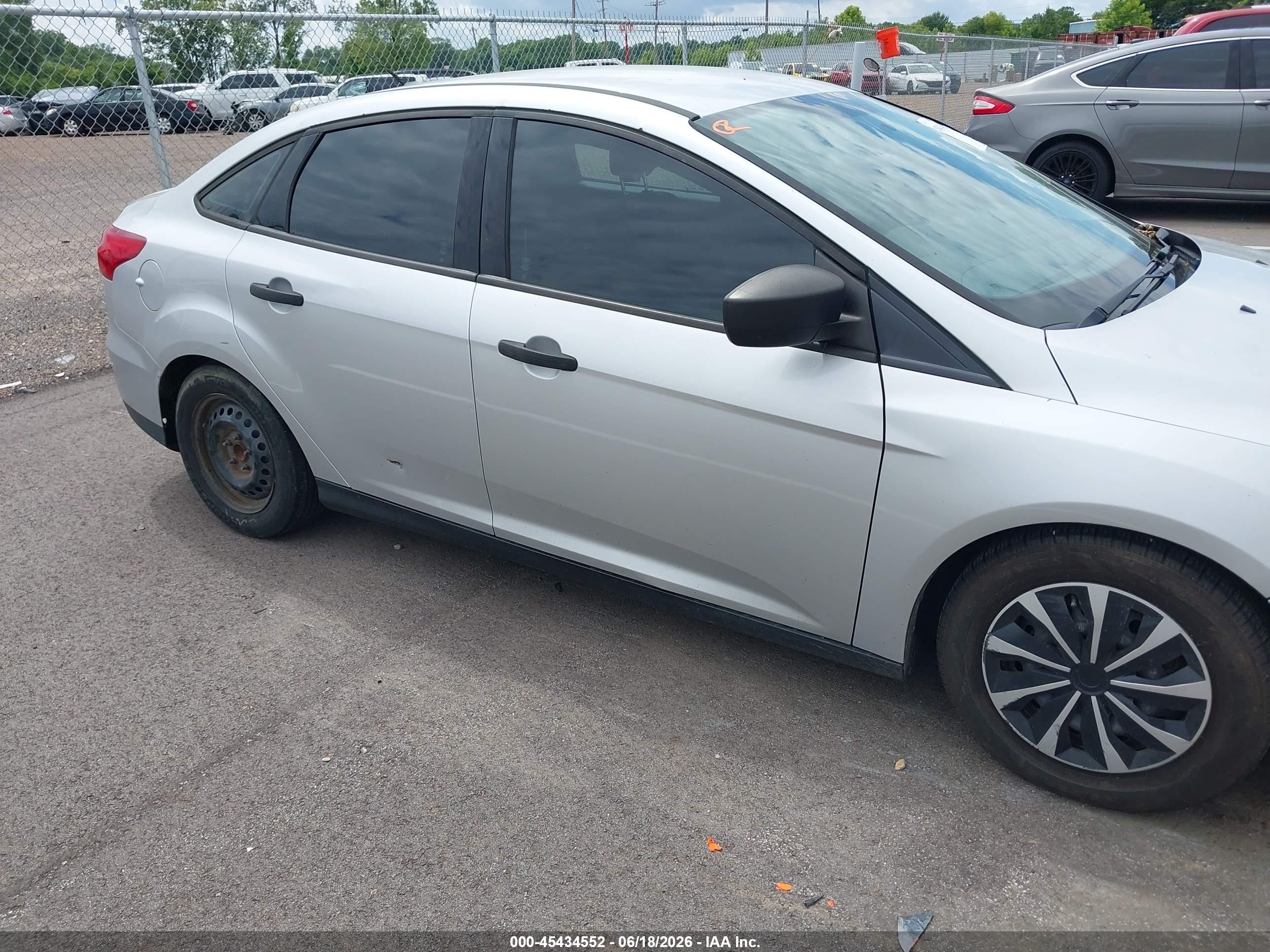 2015 Ford Focus S Серебряный vin: 1FADP3E29FL219707