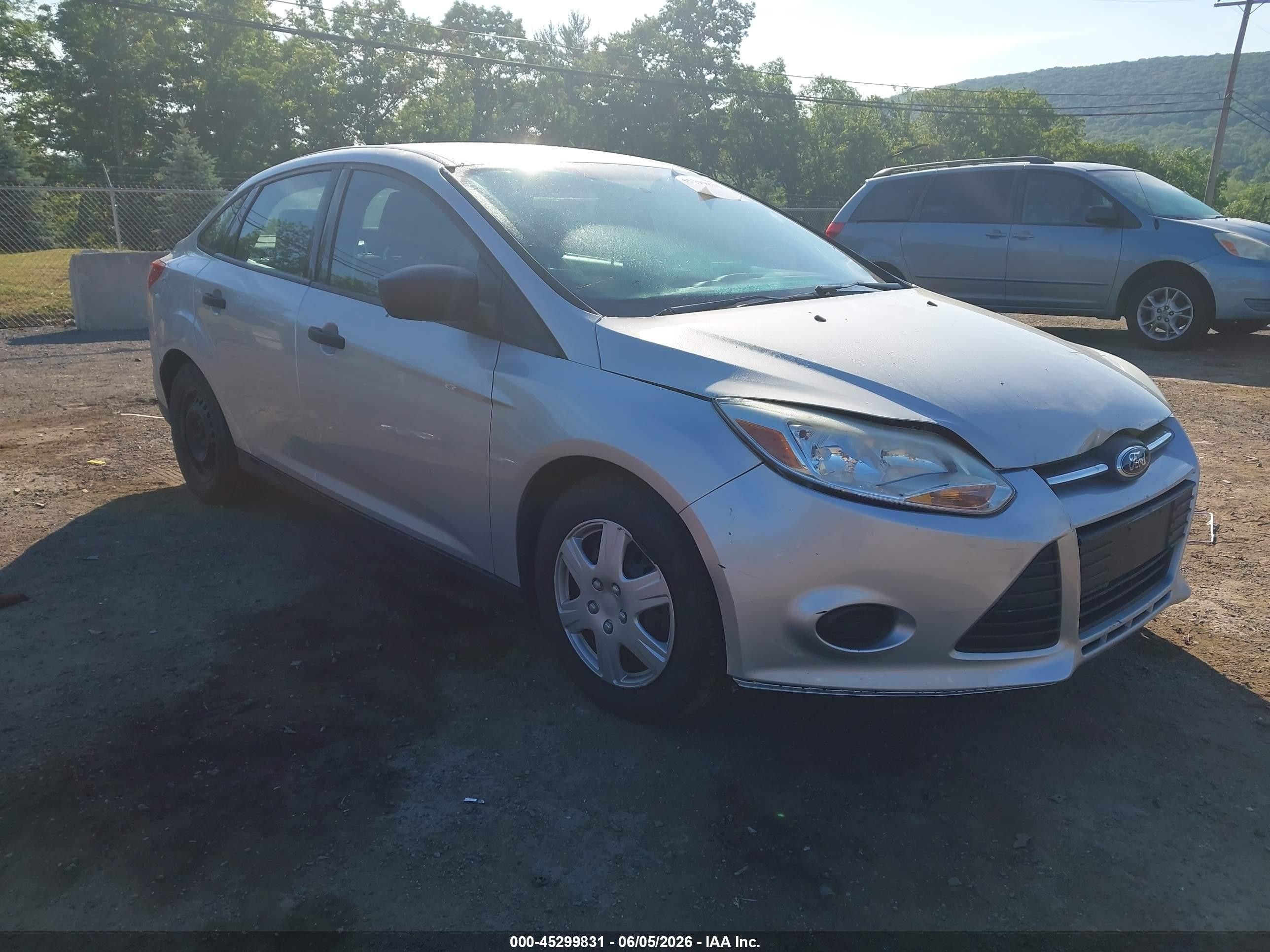 2013 Ford Focus S Silver vin: 1FADP3E2XDL294042