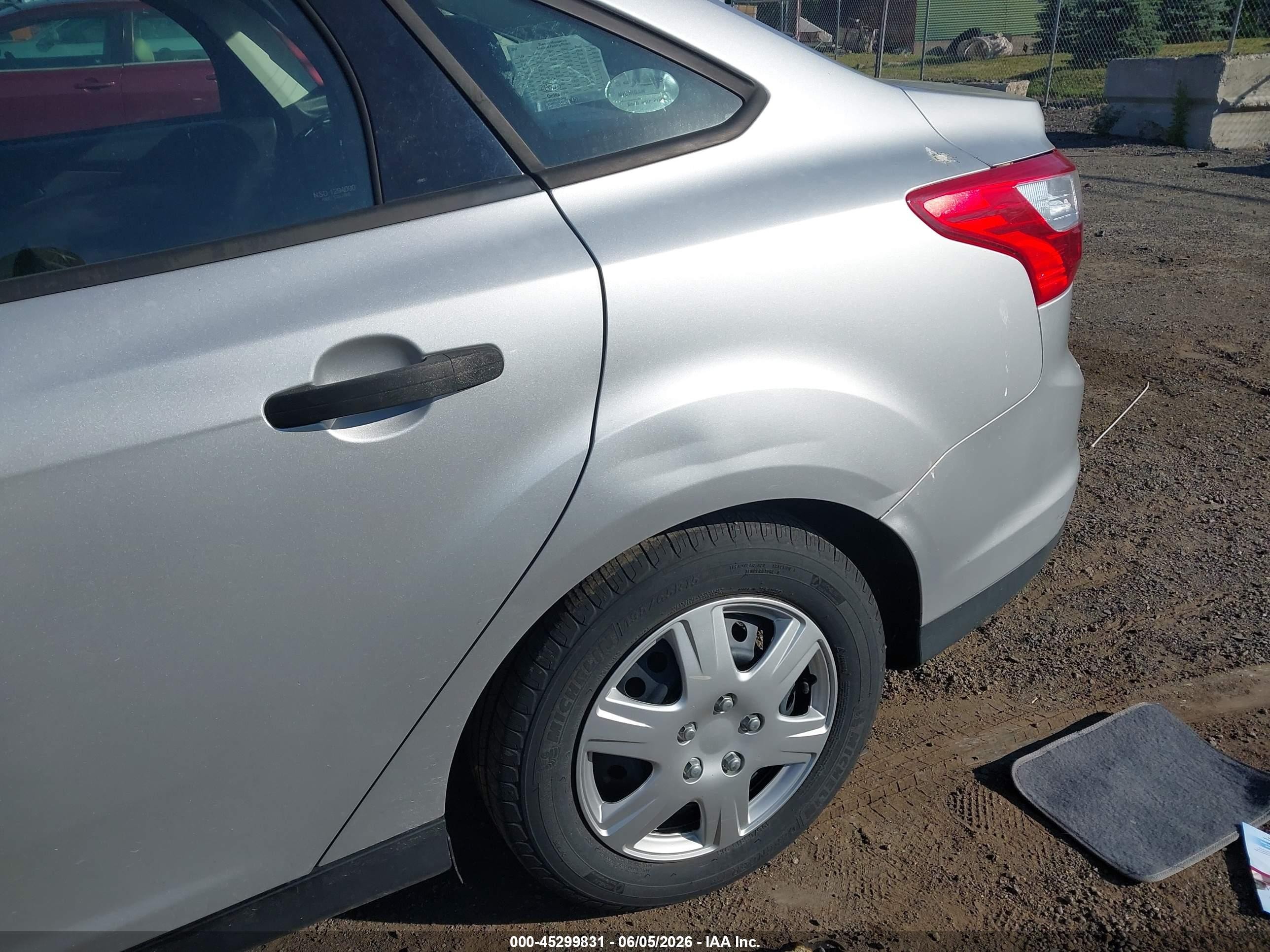 2013 Ford Focus S Silver vin: 1FADP3E2XDL294042