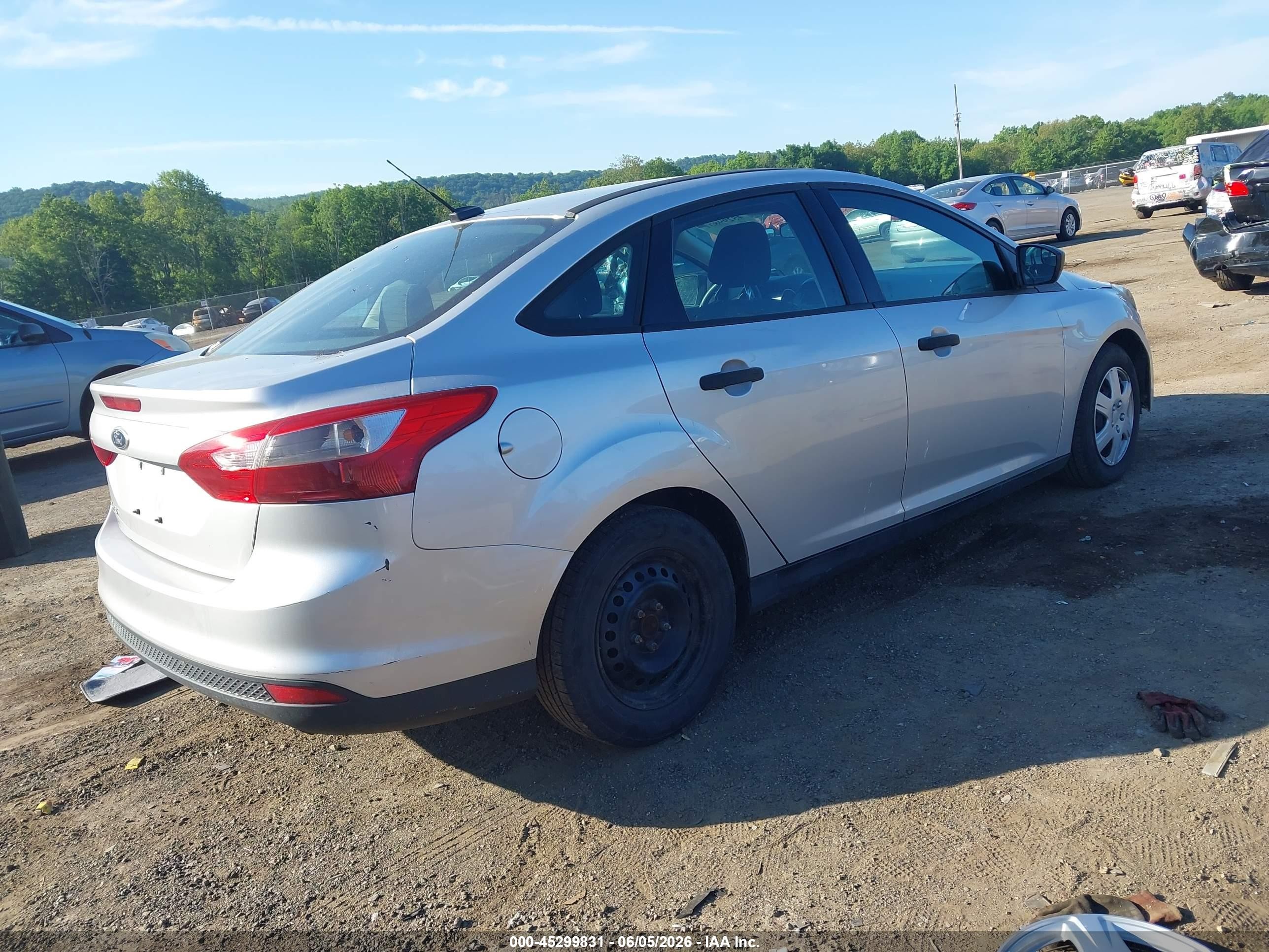 2013 Ford Focus S Silver vin: 1FADP3E2XDL294042