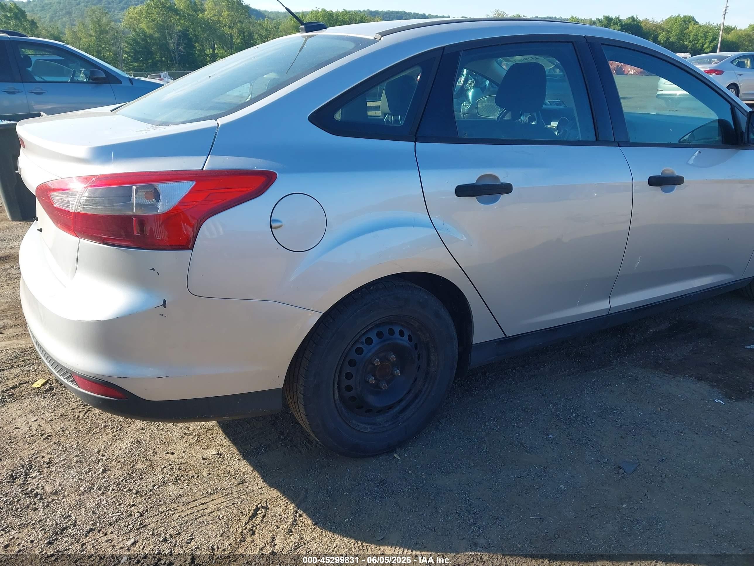 2013 Ford Focus S Silver vin: 1FADP3E2XDL294042