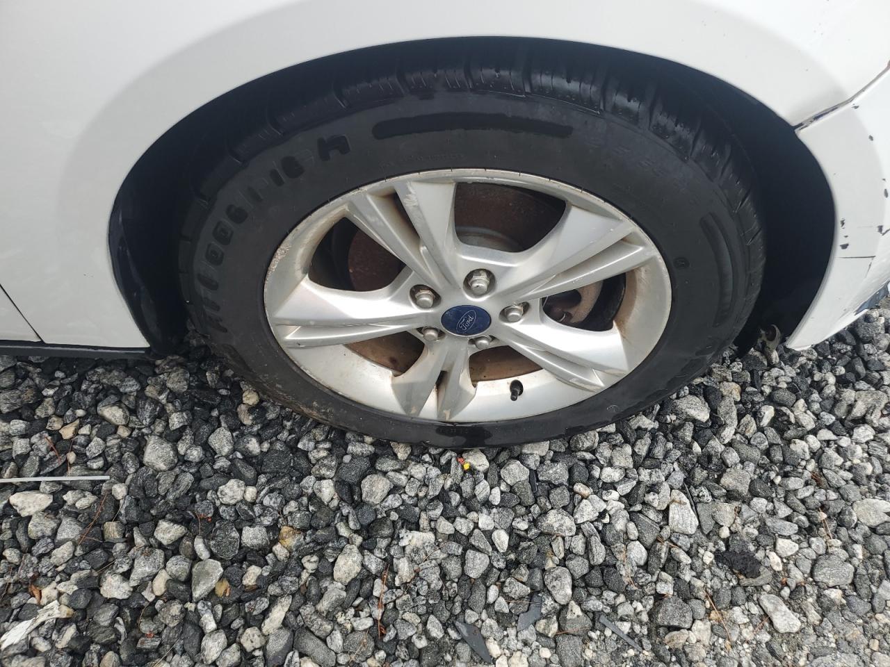 2013 Ford Focus Se White vin: 1FADP3F20DL198239 Damage: Right Front Wheel, Curb Rash, 4 To 5 Inches
