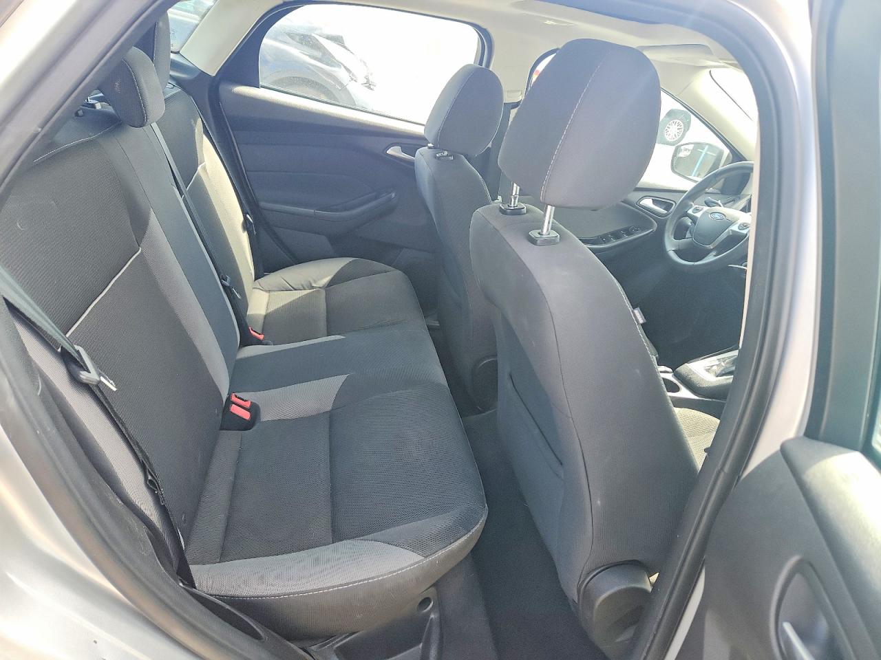 2014 Ford Focus Se Серебряный vin: 1FADP3F20EL332023