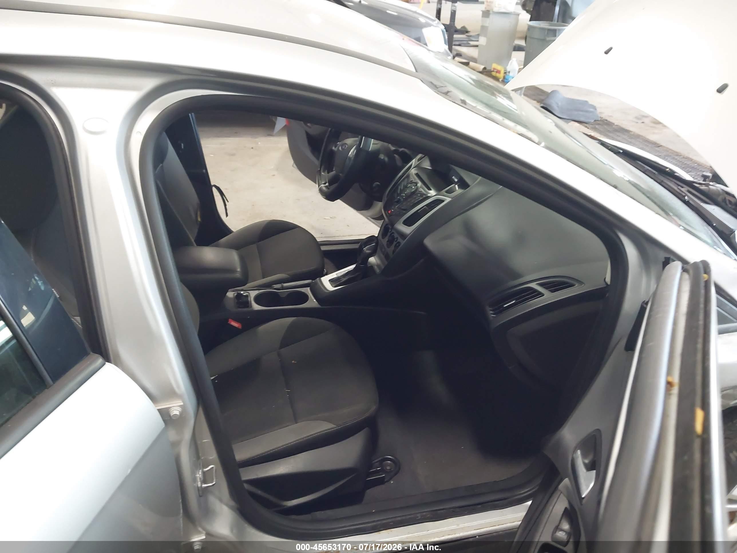 2014 Ford Focus Se Серебряный vin: 1FADP3F20EL374000