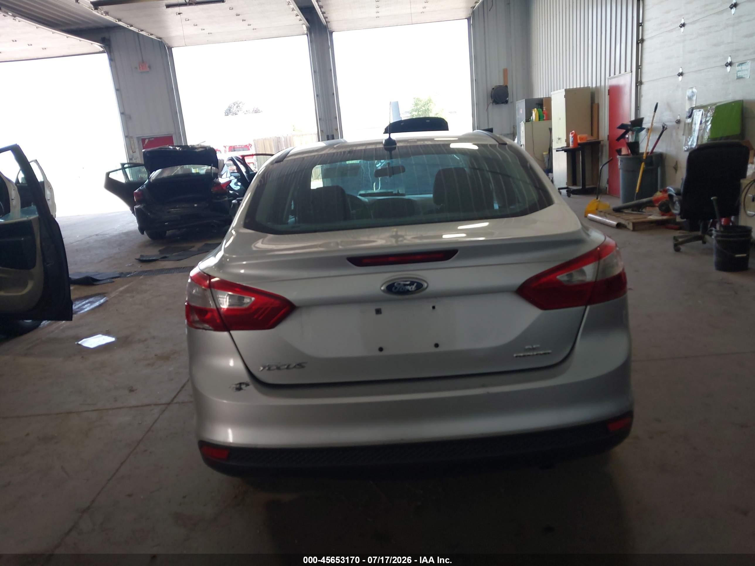 2014 Ford Focus Se Серебряный vin: 1FADP3F20EL374000