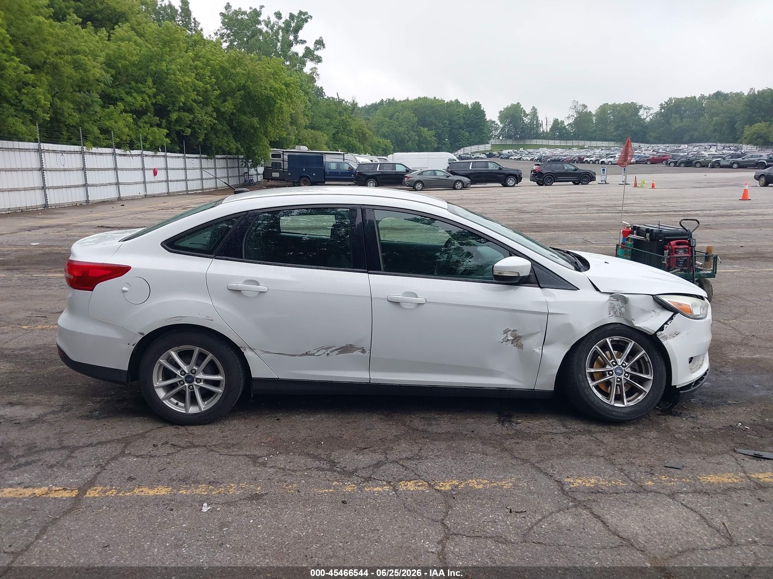 2015 Ford Focus Se White vin: 1FADP3F20FL204141