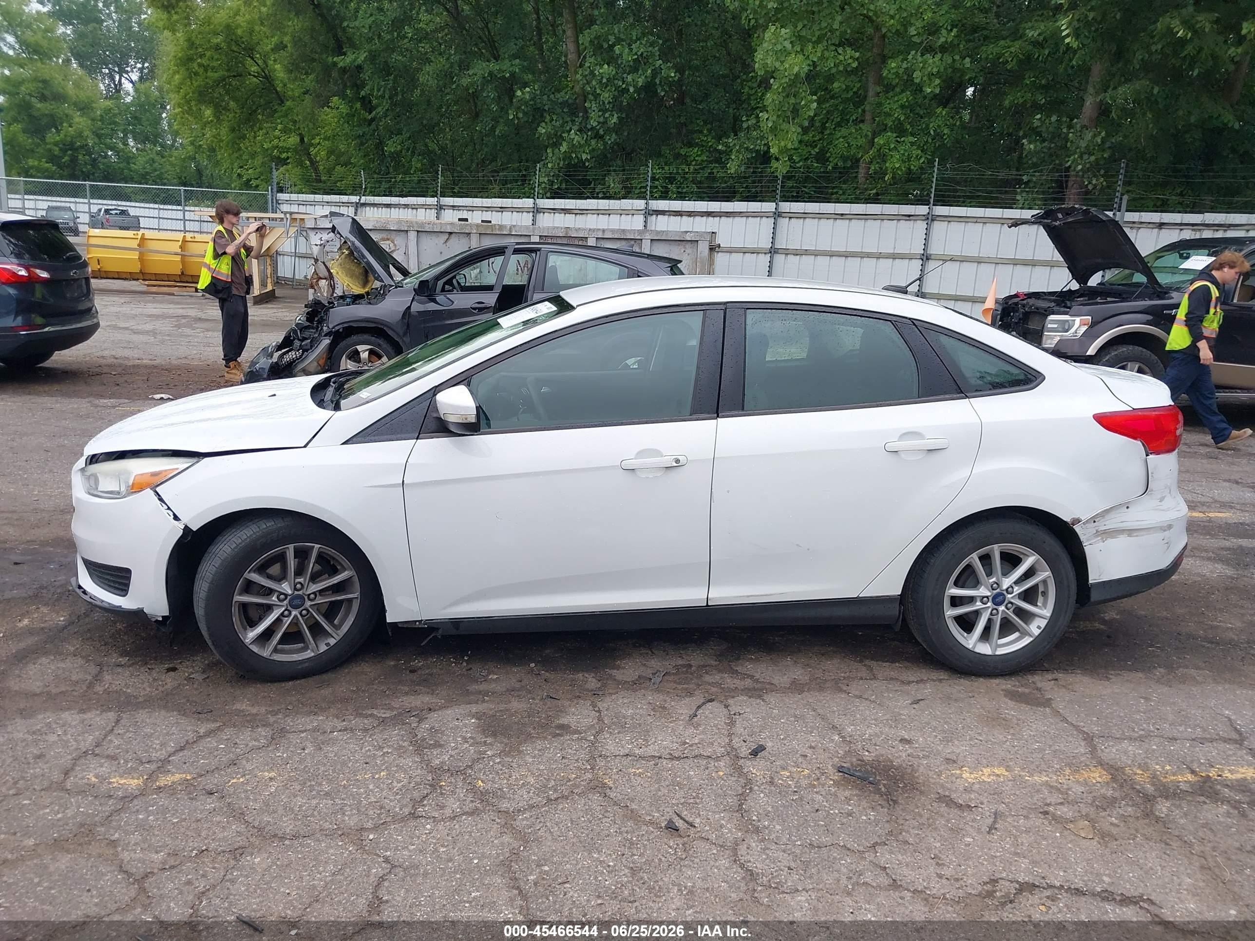 2015 Ford Focus Se White vin: 1FADP3F20FL204141