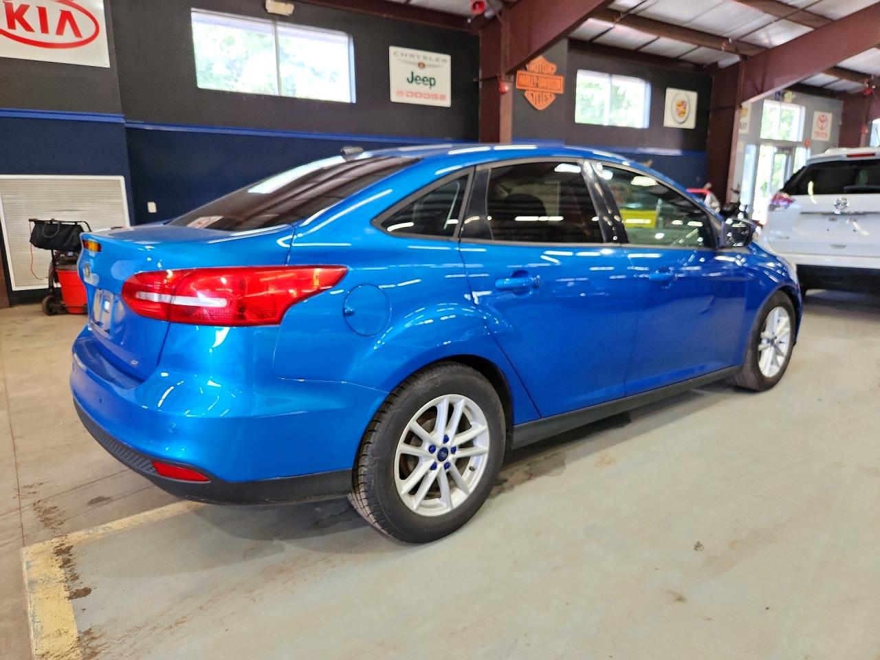 2015 Ford Focus Se Blue vin: 1FADP3F20FL213261