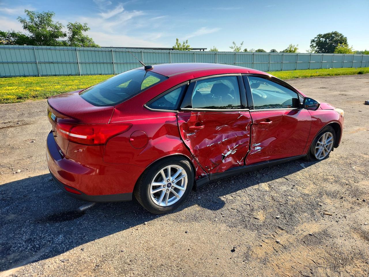 2015 Ford Focus Se Red vin: 1FADP3F20FL235163