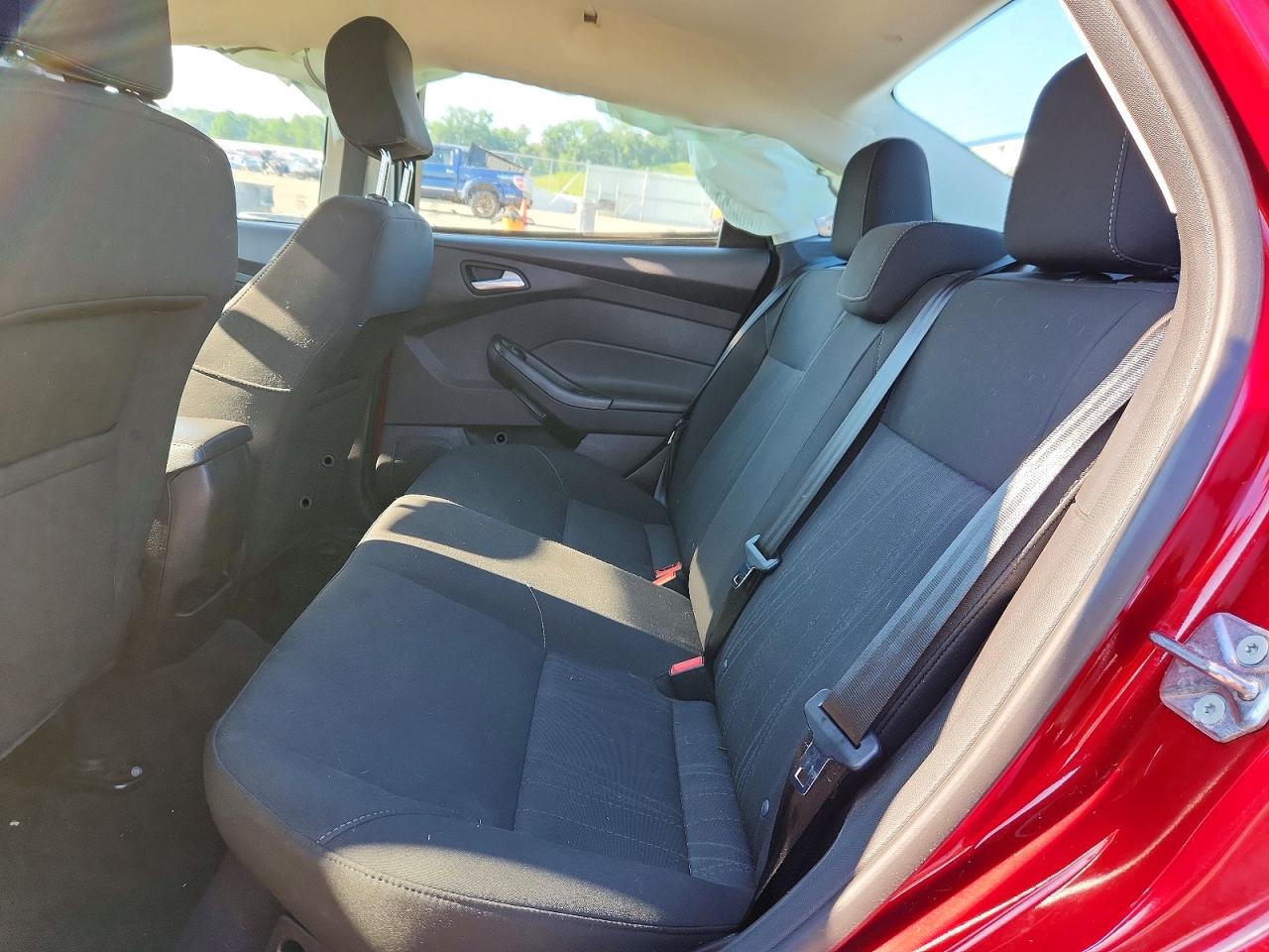 2015 Ford Focus Se Red vin: 1FADP3F20FL235163