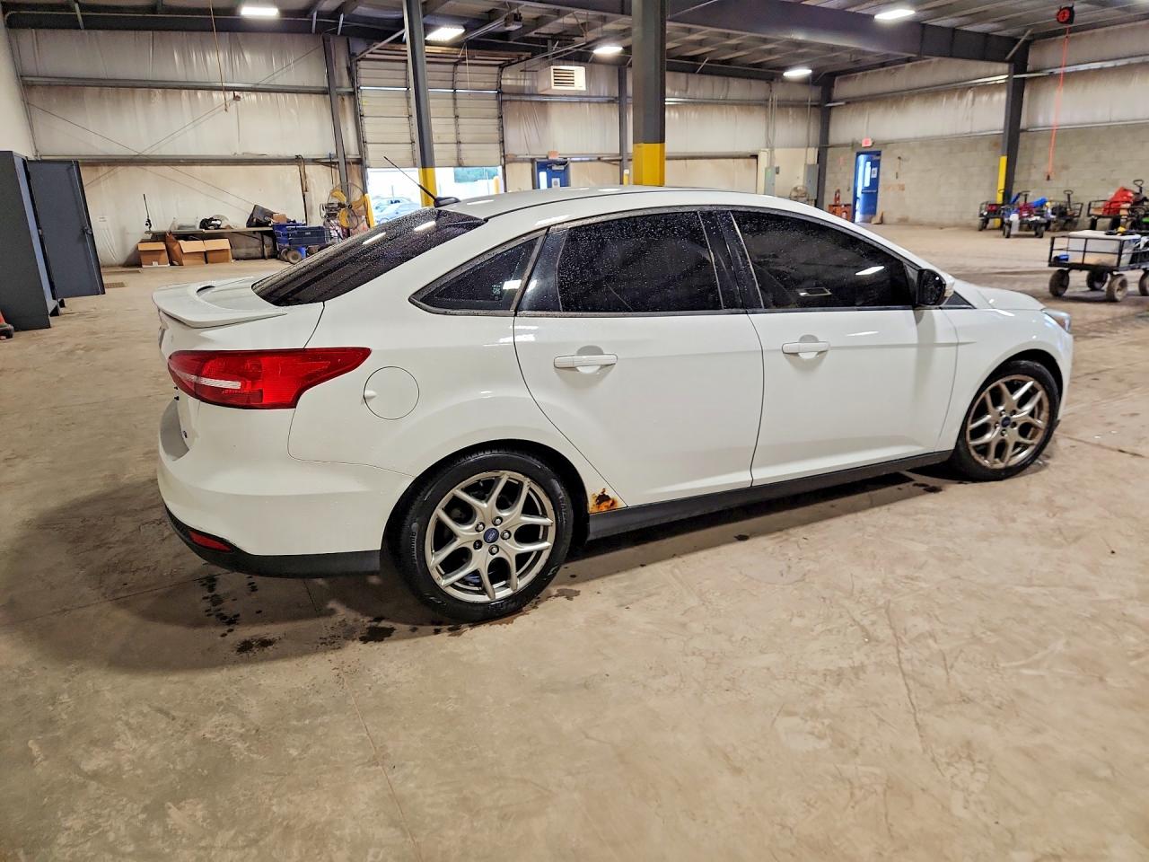 2015 Ford Focus Se White vin: 1FADP3F20FL245174