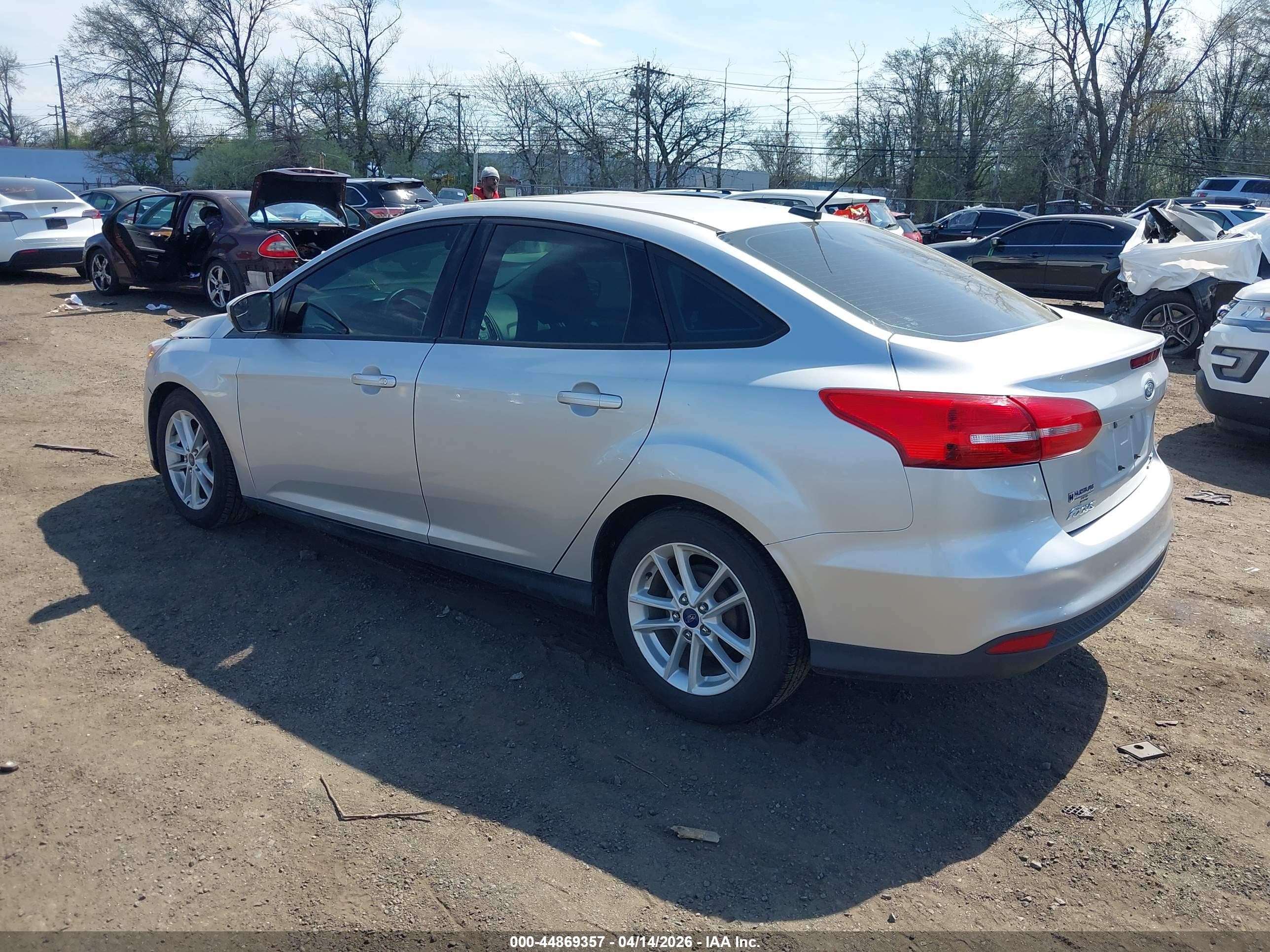 2015 Ford Focus Se Silver vin: 1FADP3F20FL282631