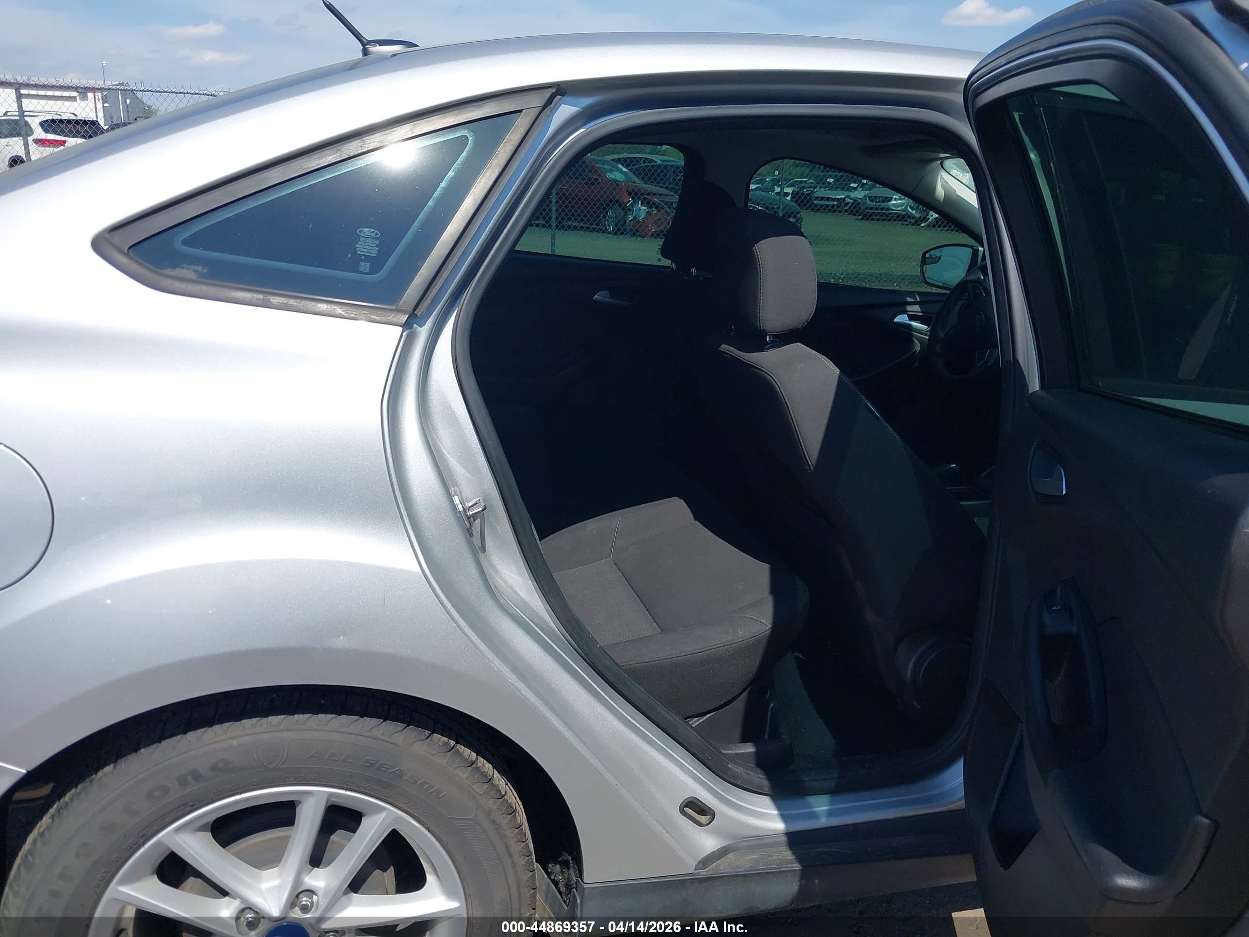 2015 Ford Focus Se Silver vin: 1FADP3F20FL282631