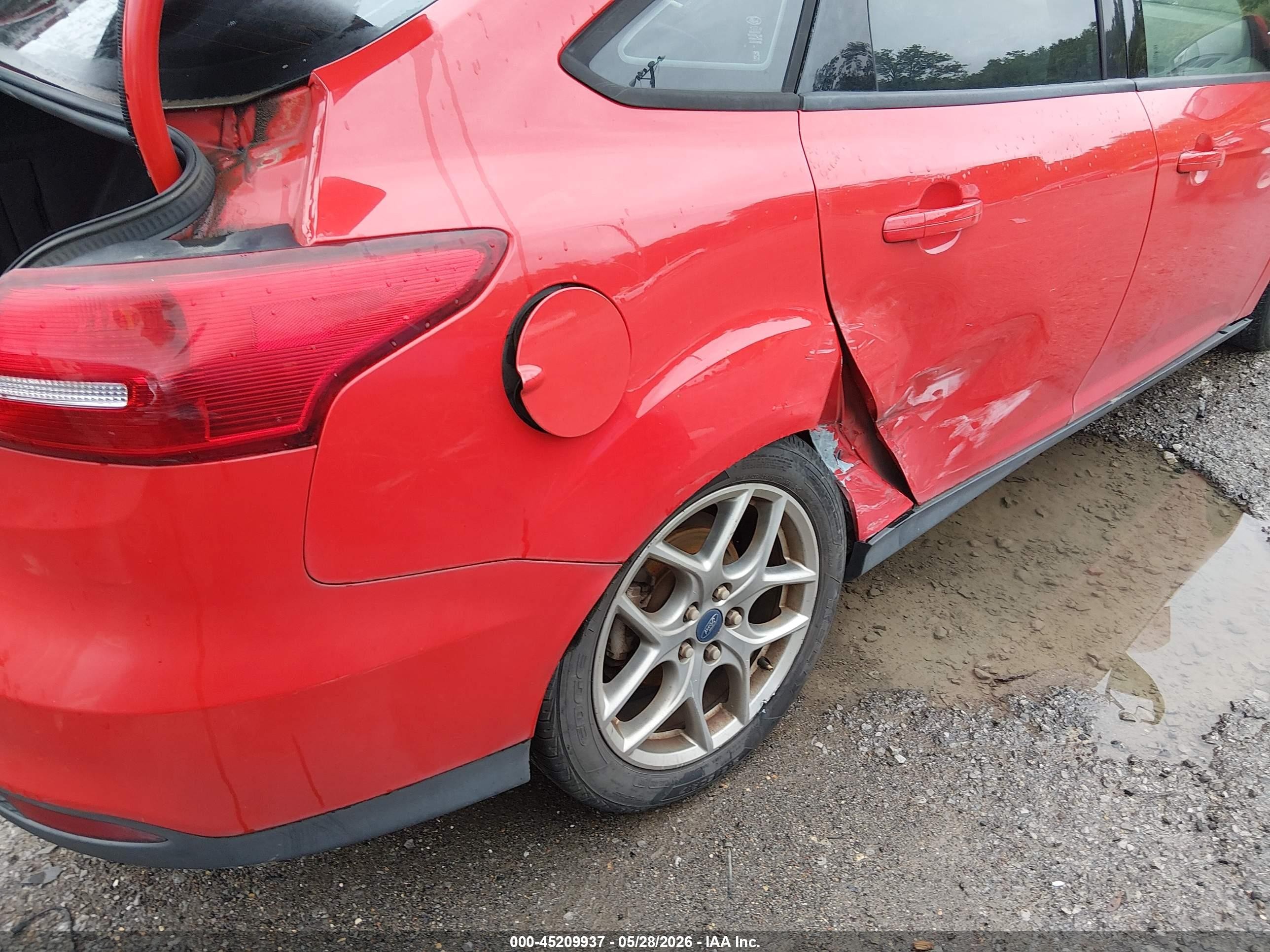 2015 Ford Focus Se Red vin: 1FADP3F20FL302439