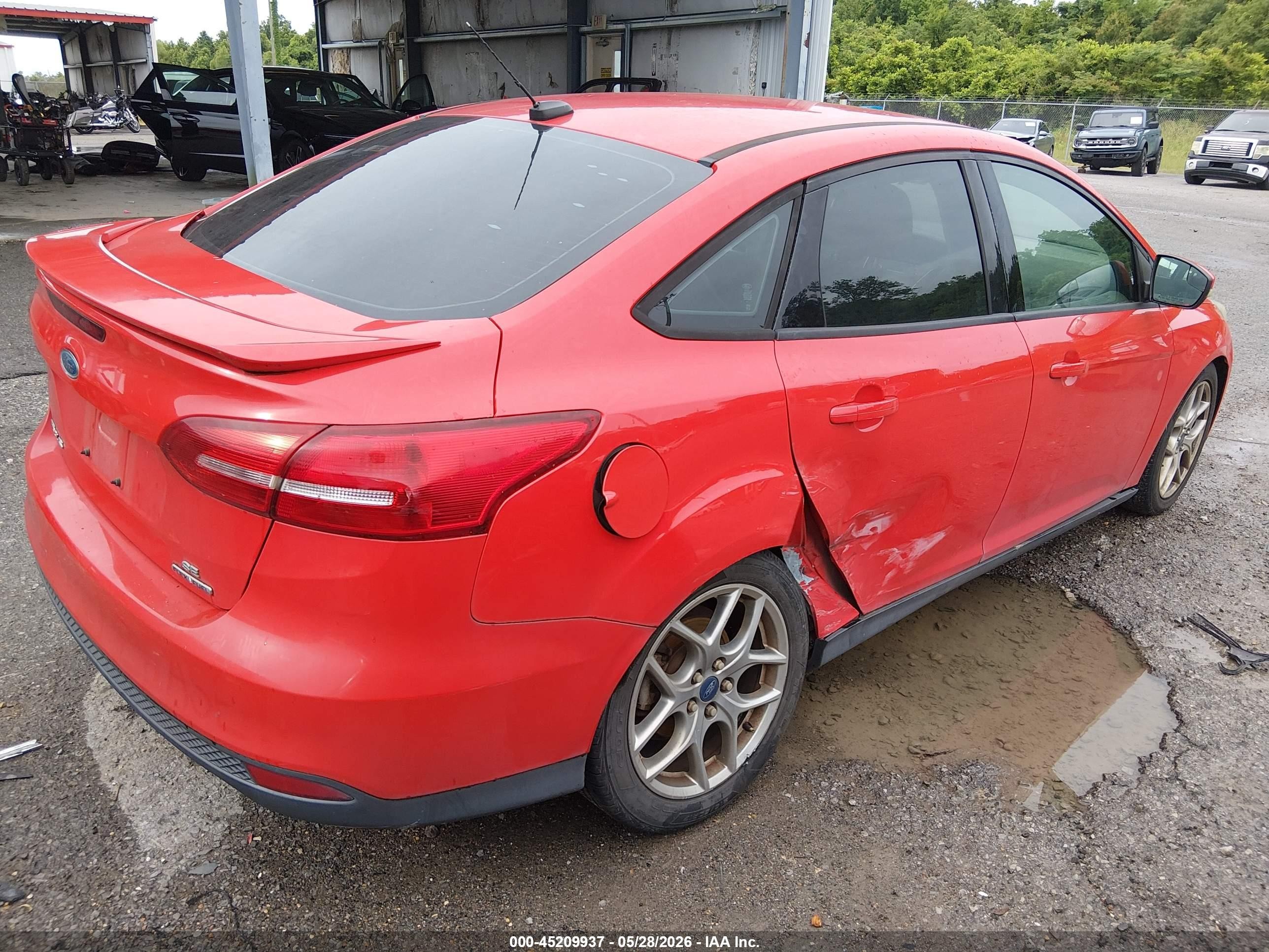 2015 Ford Focus Se Red vin: 1FADP3F20FL302439