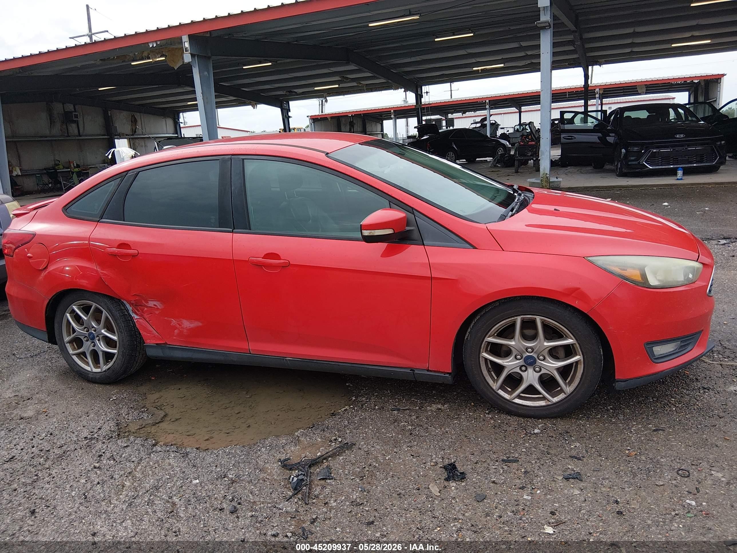 2015 Ford Focus Se Red vin: 1FADP3F20FL302439