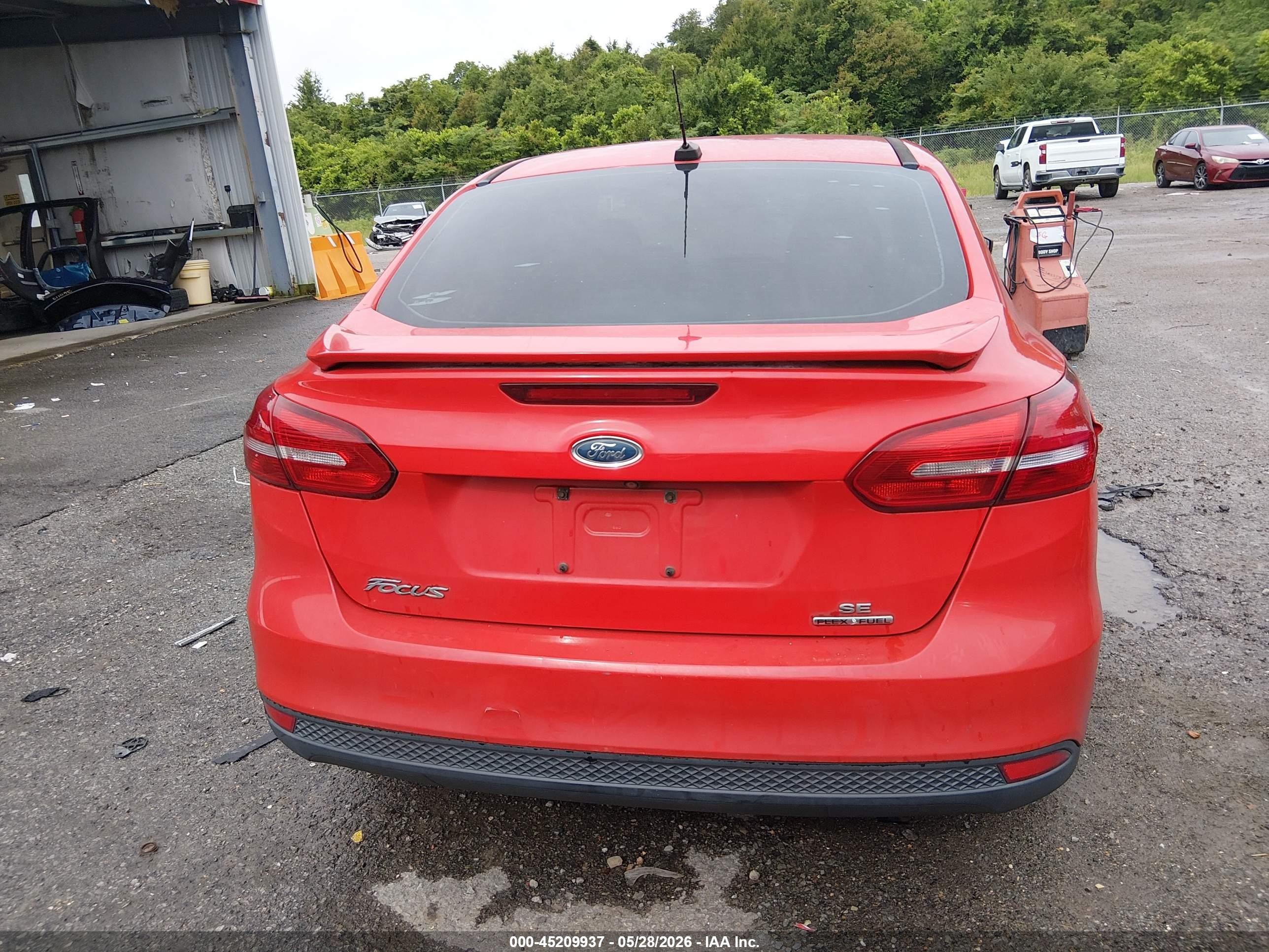 2015 Ford Focus Se Red vin: 1FADP3F20FL302439