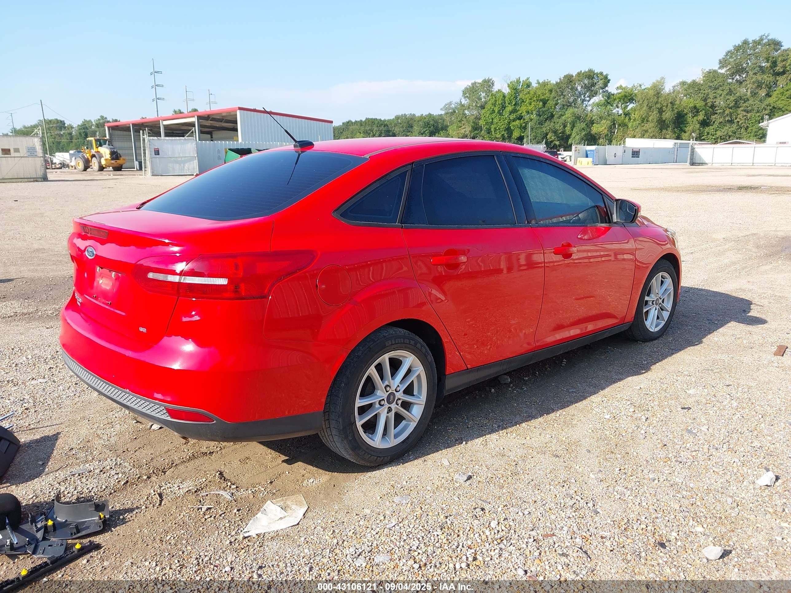 2015 Ford Focus Se Red vin: 1FADP3F20FL316695