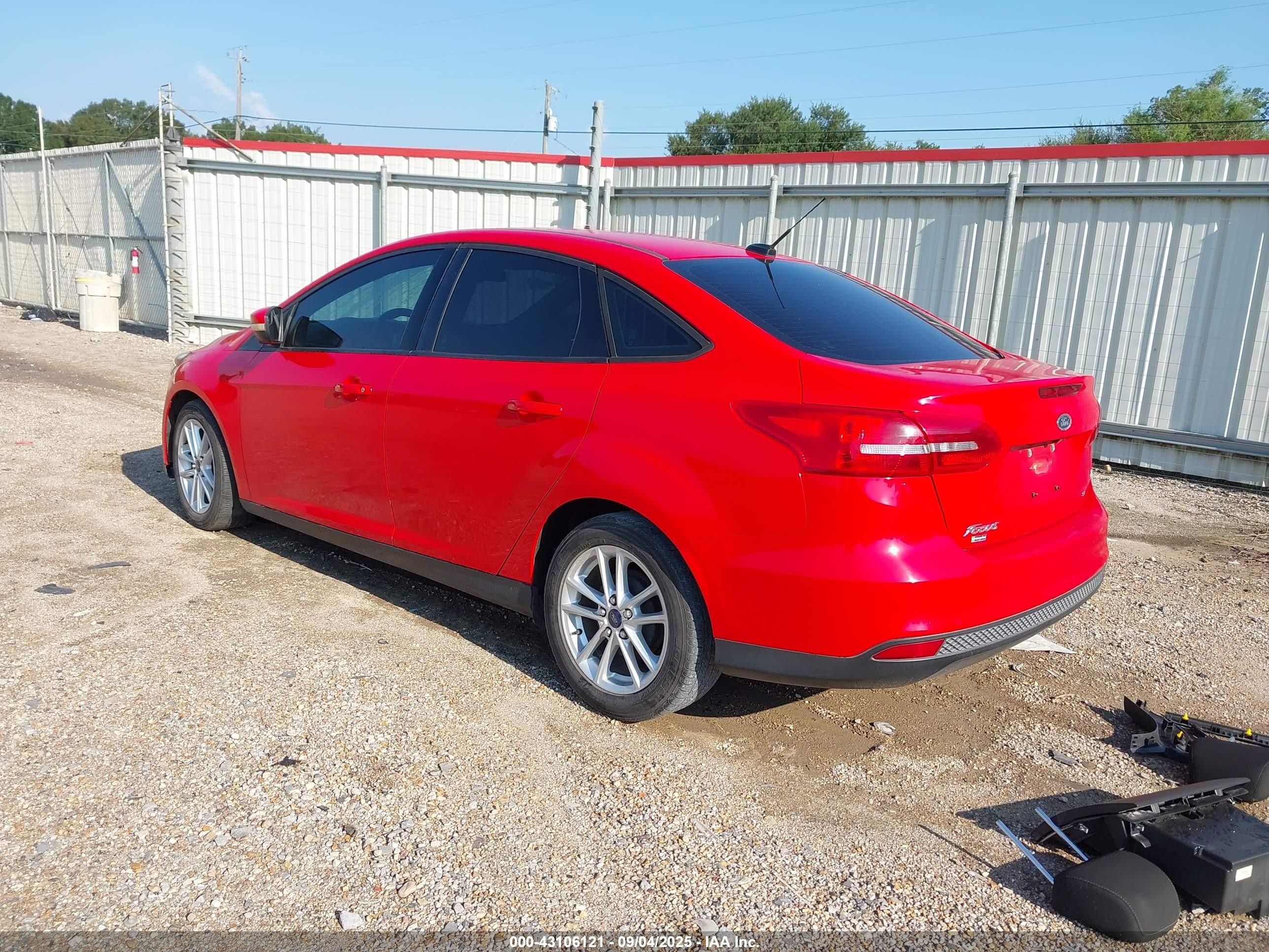 2015 Ford Focus Se Red vin: 1FADP3F20FL316695