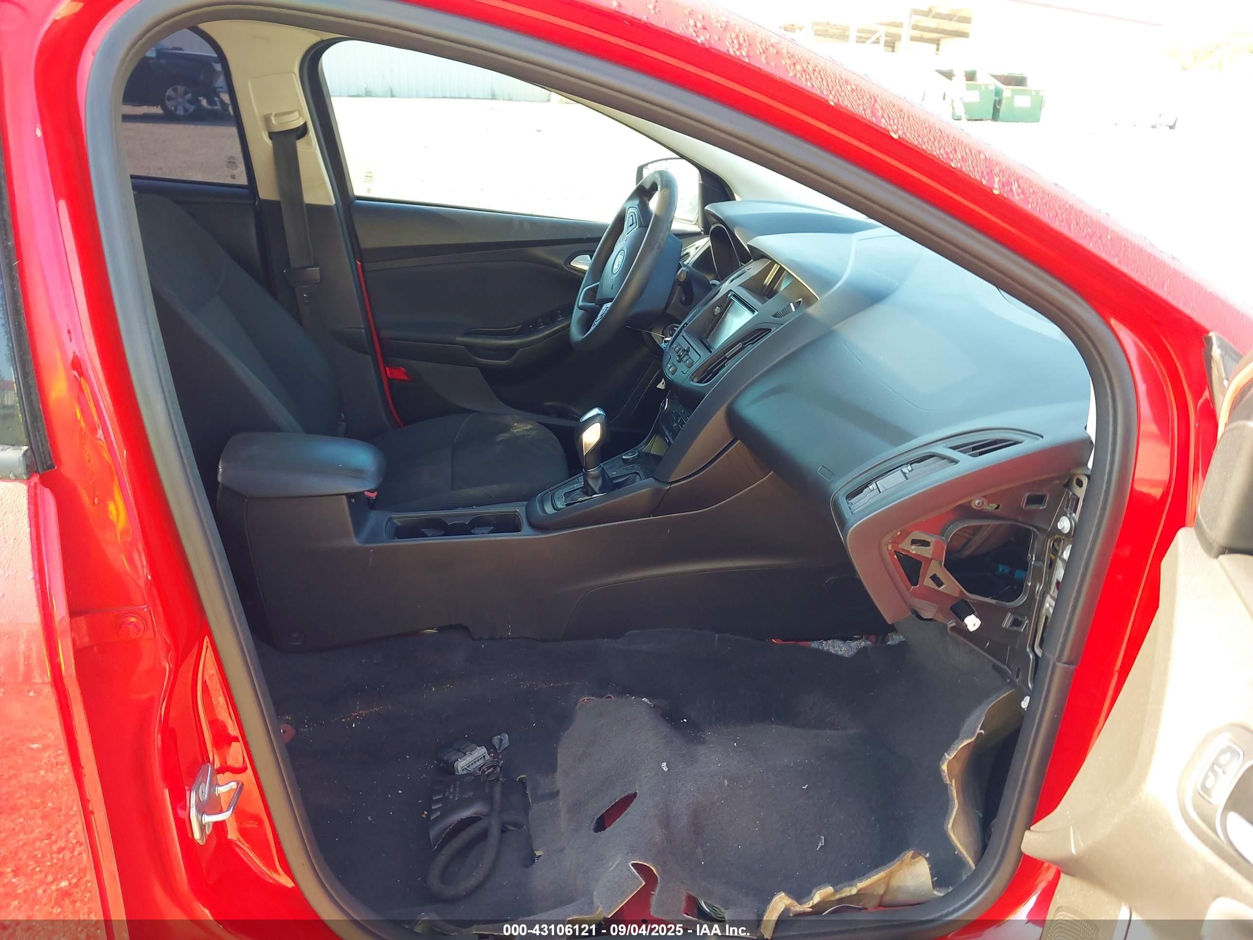 2015 Ford Focus Se Red vin: 1FADP3F20FL316695