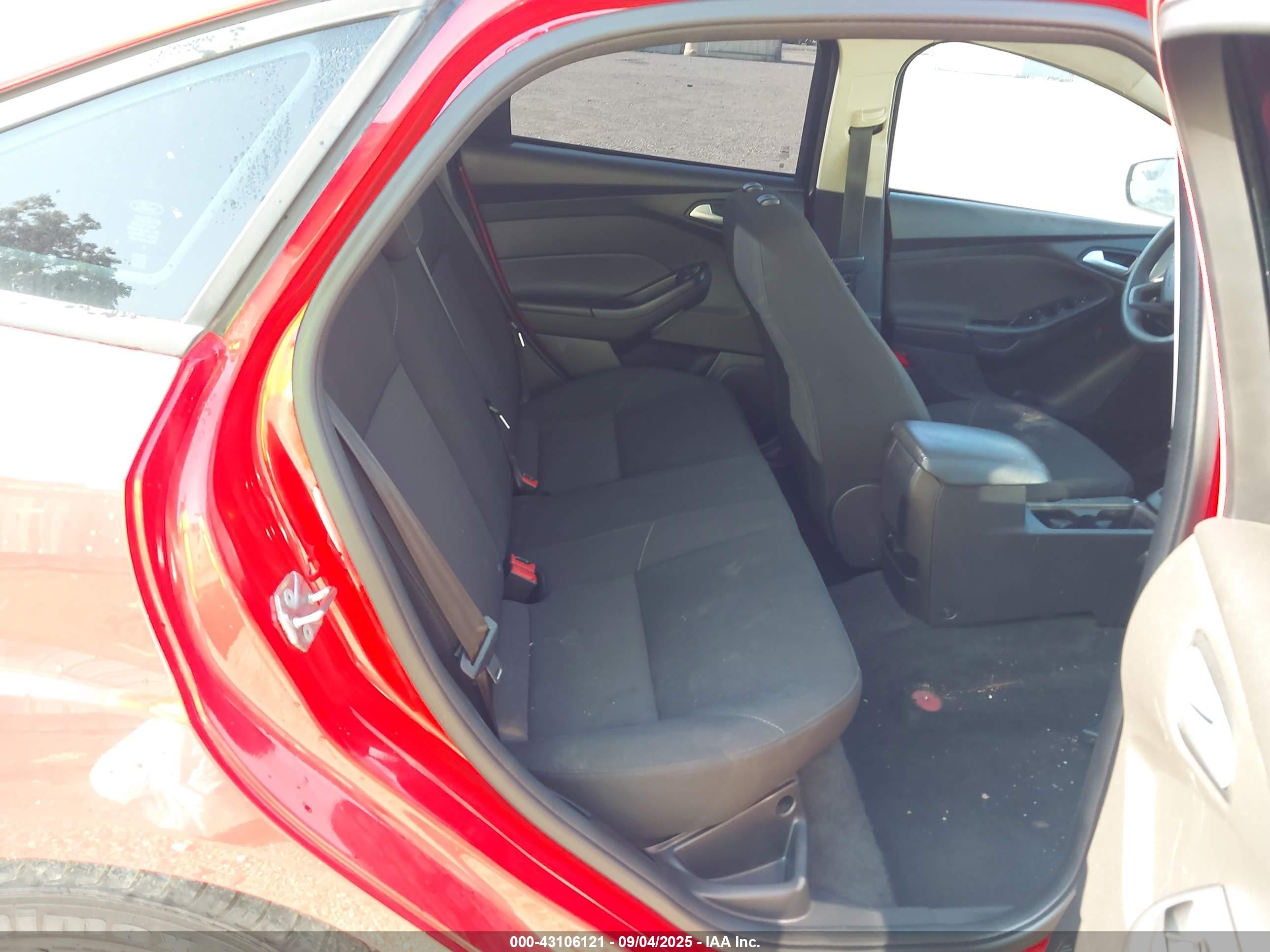 2015 Ford Focus Se Red vin: 1FADP3F20FL316695