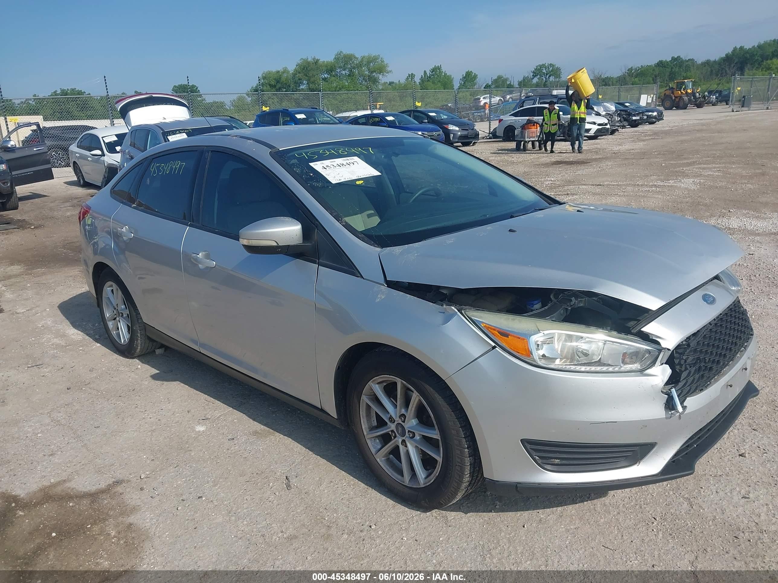 2015 Ford Focus Se Серебряный vin: 1FADP3F20FL344027