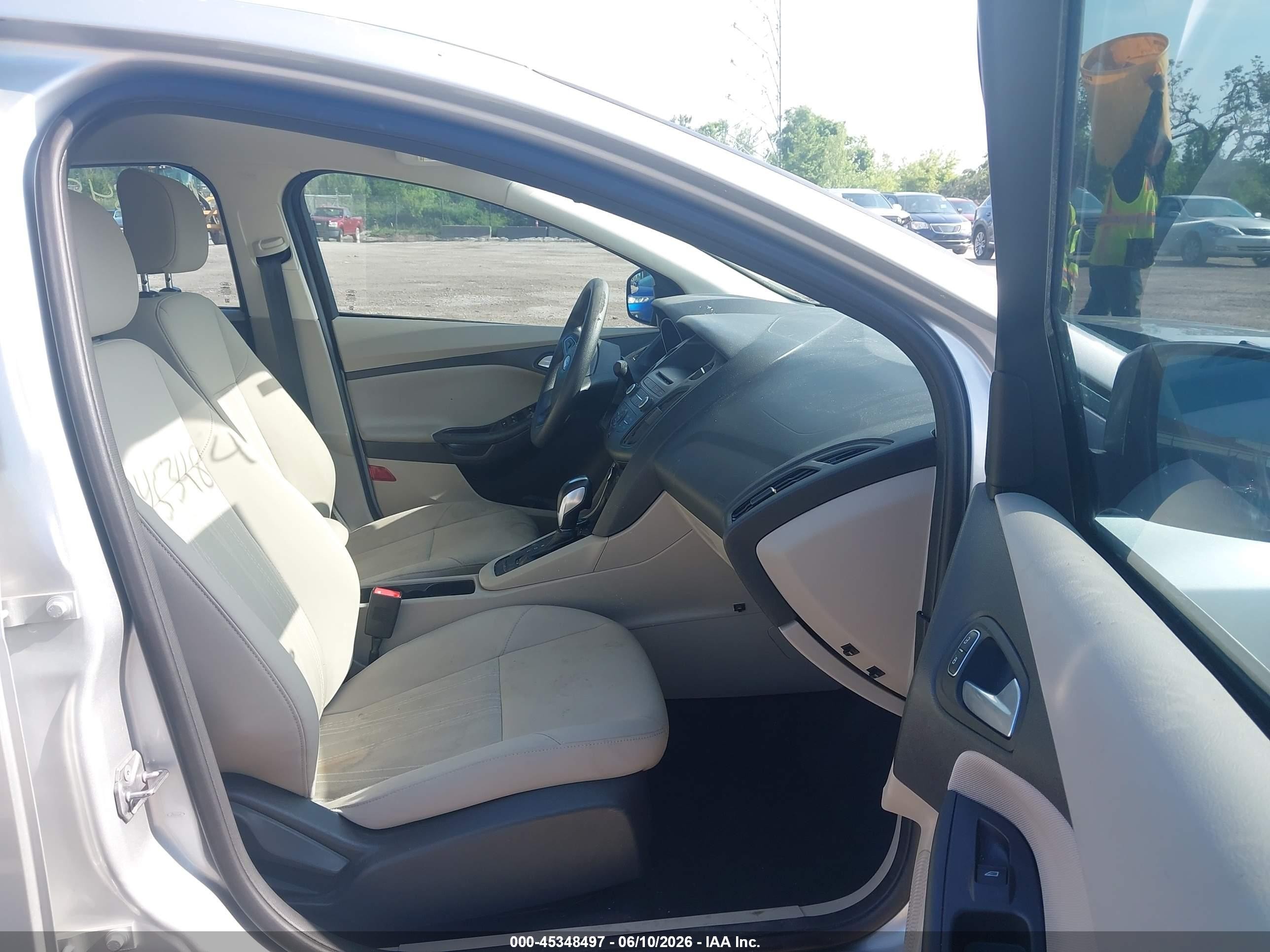 2015 Ford Focus Se Серебряный vin: 1FADP3F20FL344027