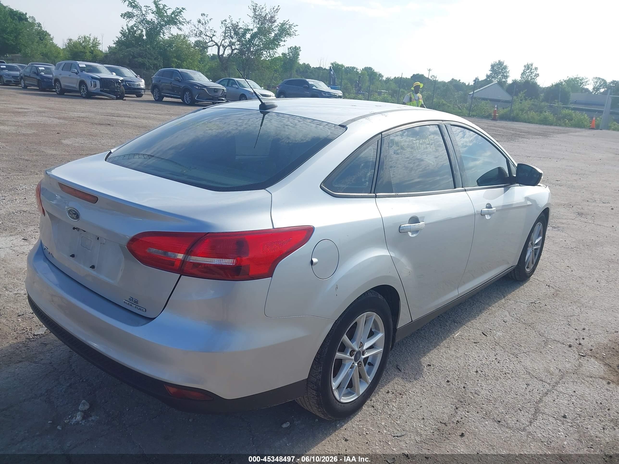 2015 Ford Focus Se Серебряный vin: 1FADP3F20FL344027
