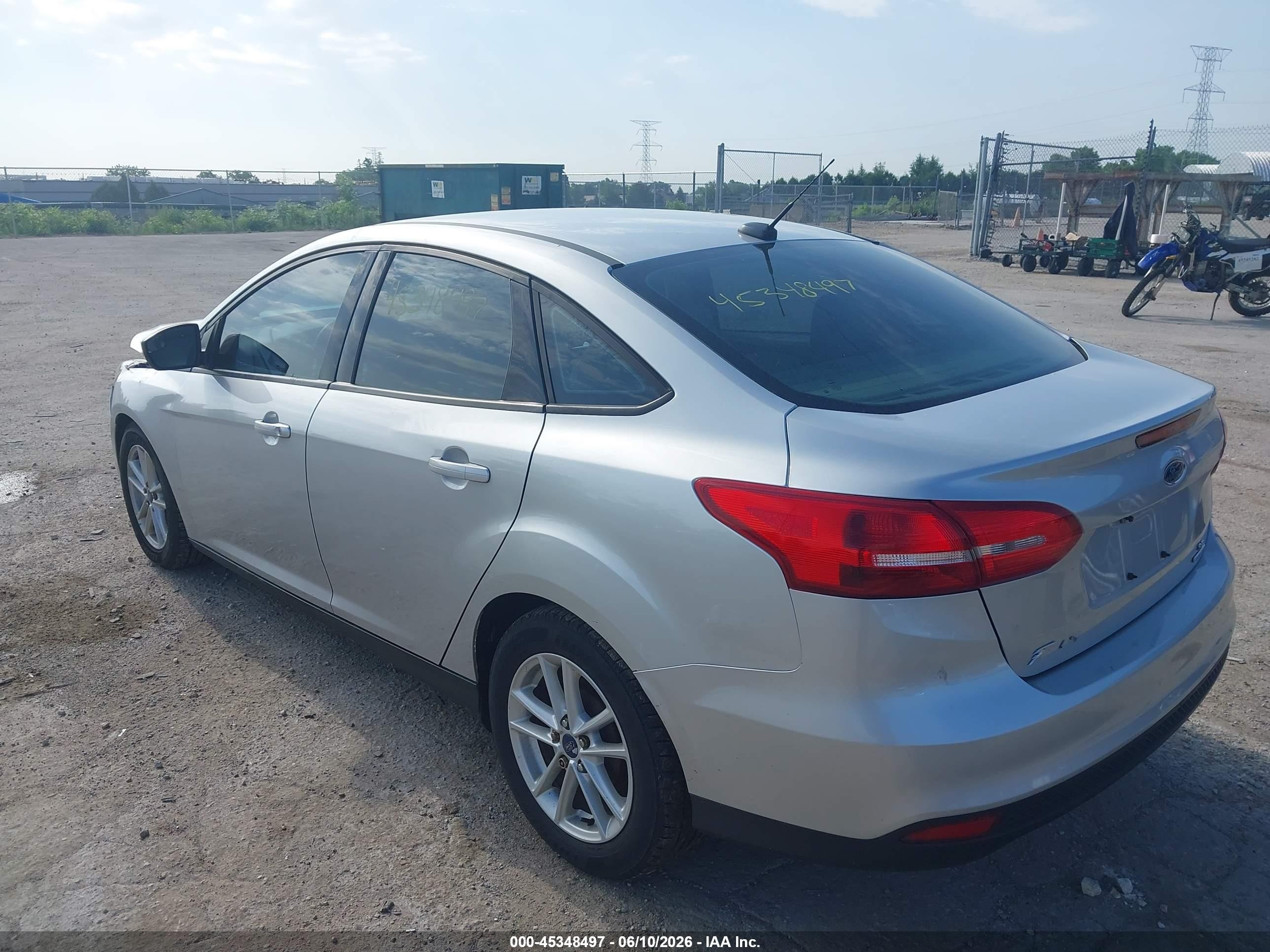 2015 Ford Focus Se Серебряный vin: 1FADP3F20FL344027